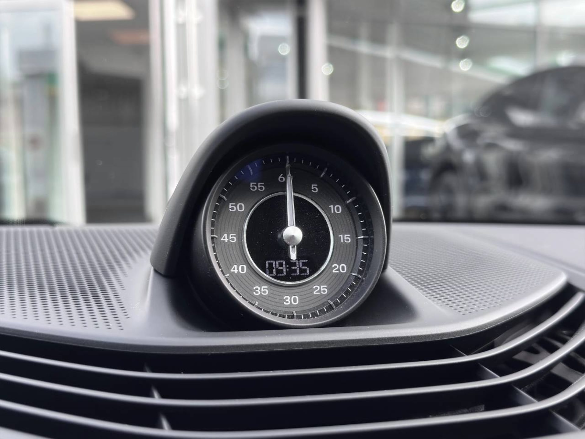 PORSCHE Taycan Turbo S-image-24