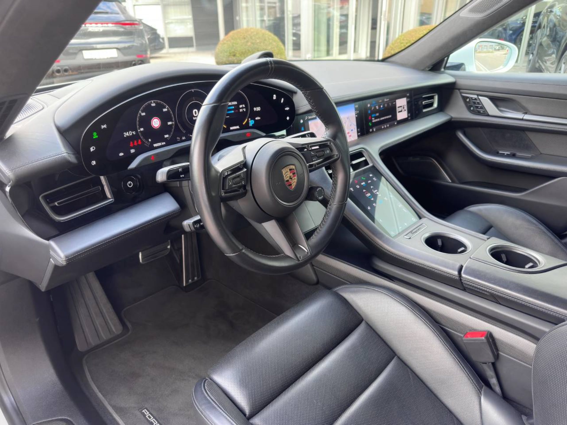 PORSCHE Taycan Turbo S-showroom-element-3