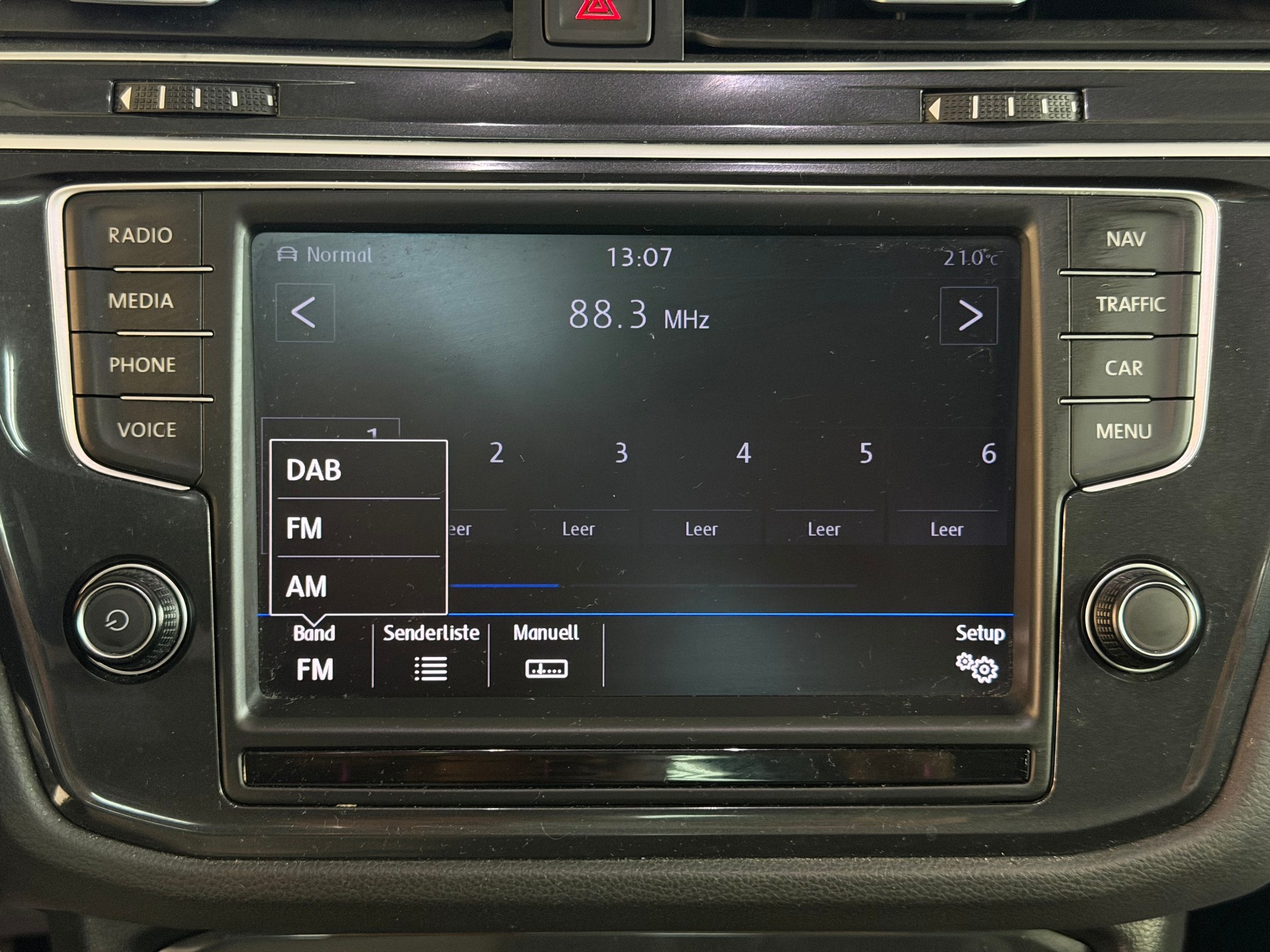 VW Tiguan 2.0 TDI SCR Highline 4Motion DSG | R-Line Paket | Frisch MFK | Ab Service | AHK 2.5t.-image-19