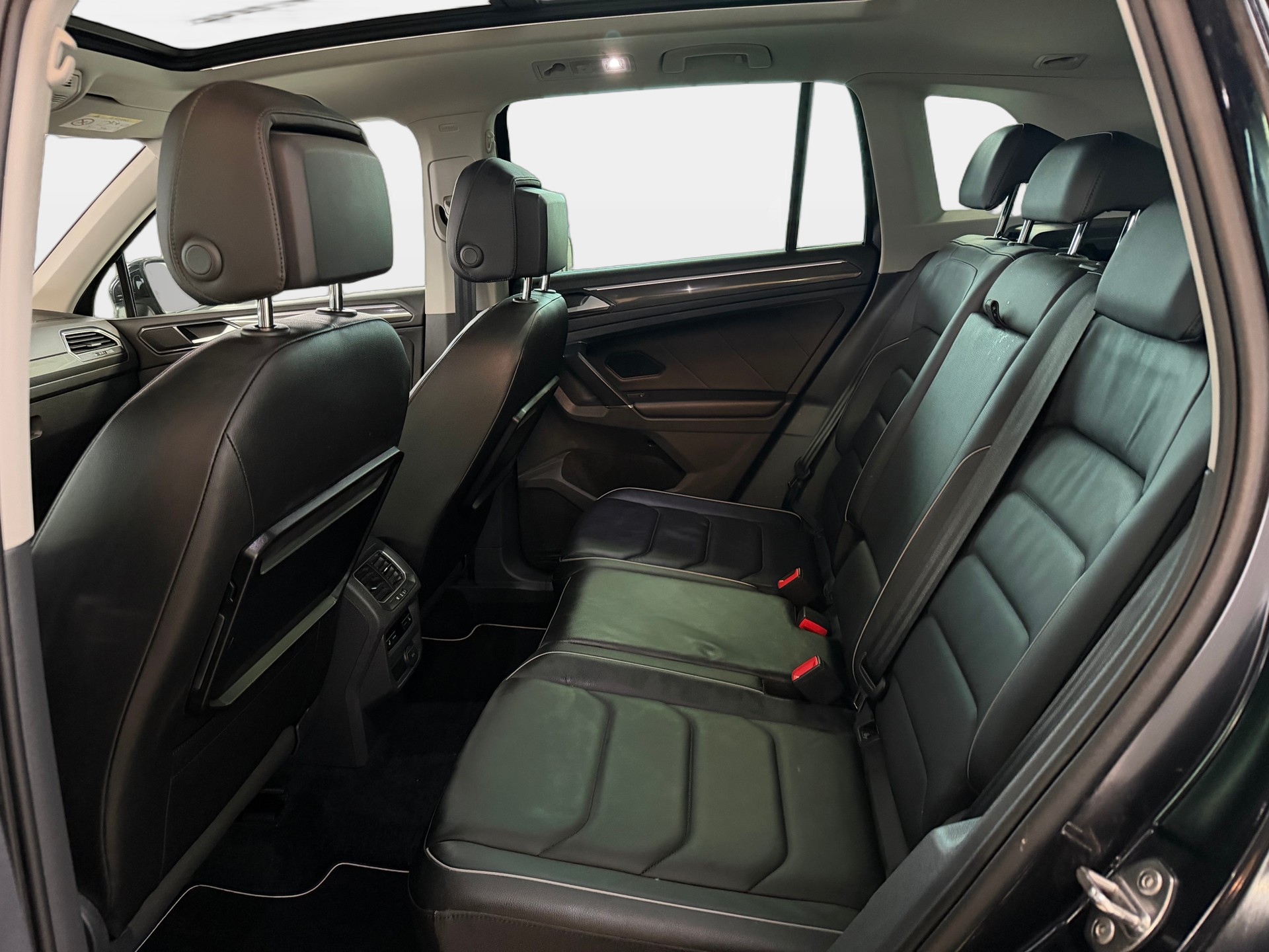 VW Tiguan 2.0 TDI SCR Highline 4Motion DSG | R-Line Paket | Frisch MFK | Ab Service | AHK 2.5t.-image-11