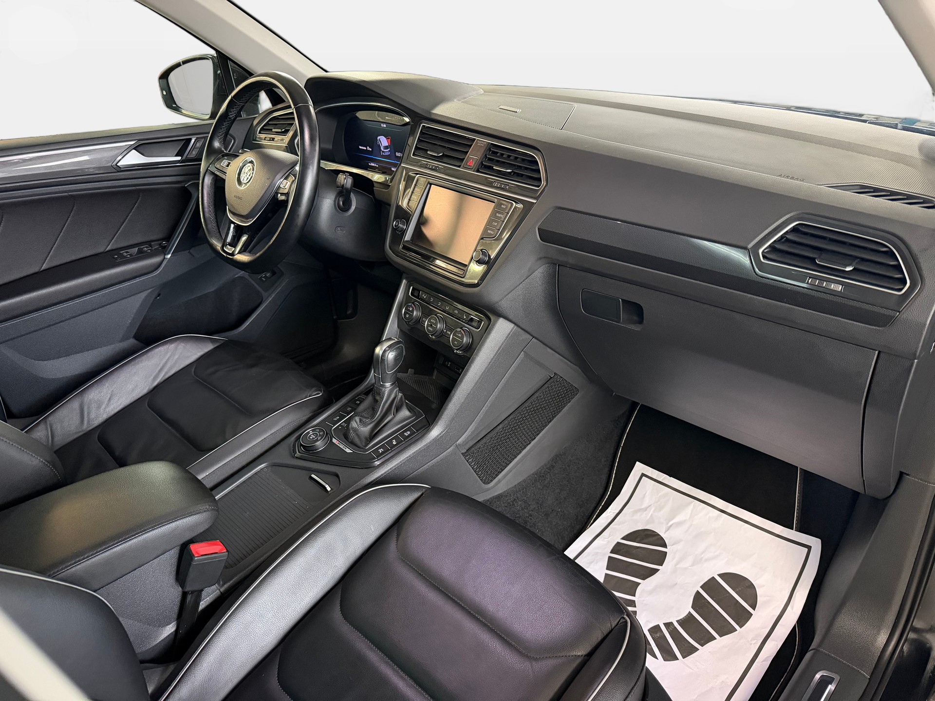 VW Tiguan 2.0 TDI SCR Highline 4Motion DSG | R-Line Paket | Frisch MFK | Ab Service | AHK 2.5t.-image-9