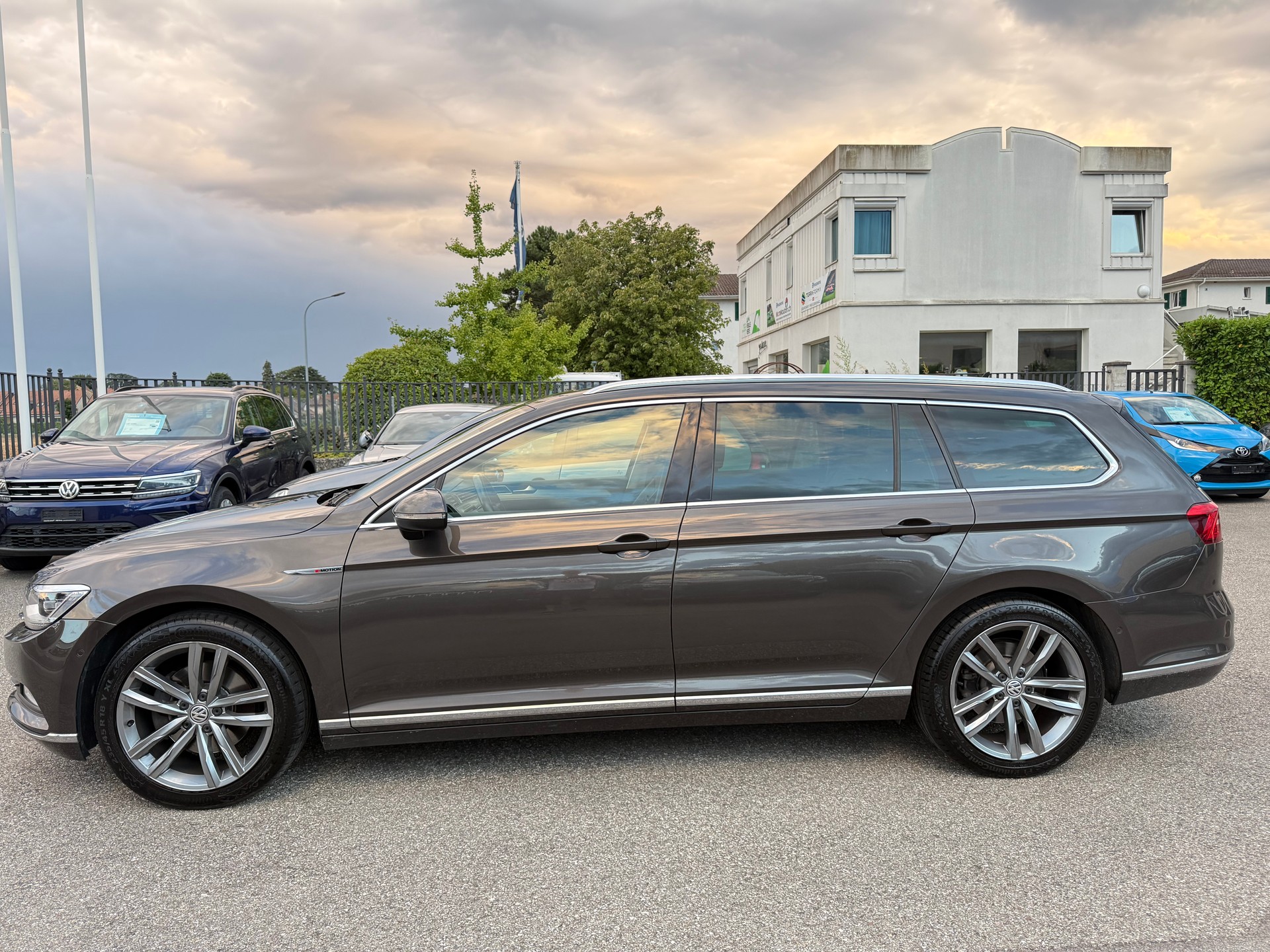 VW Passat Variant 2.0 TDI BMT Highline DSG 4Motion-image-1