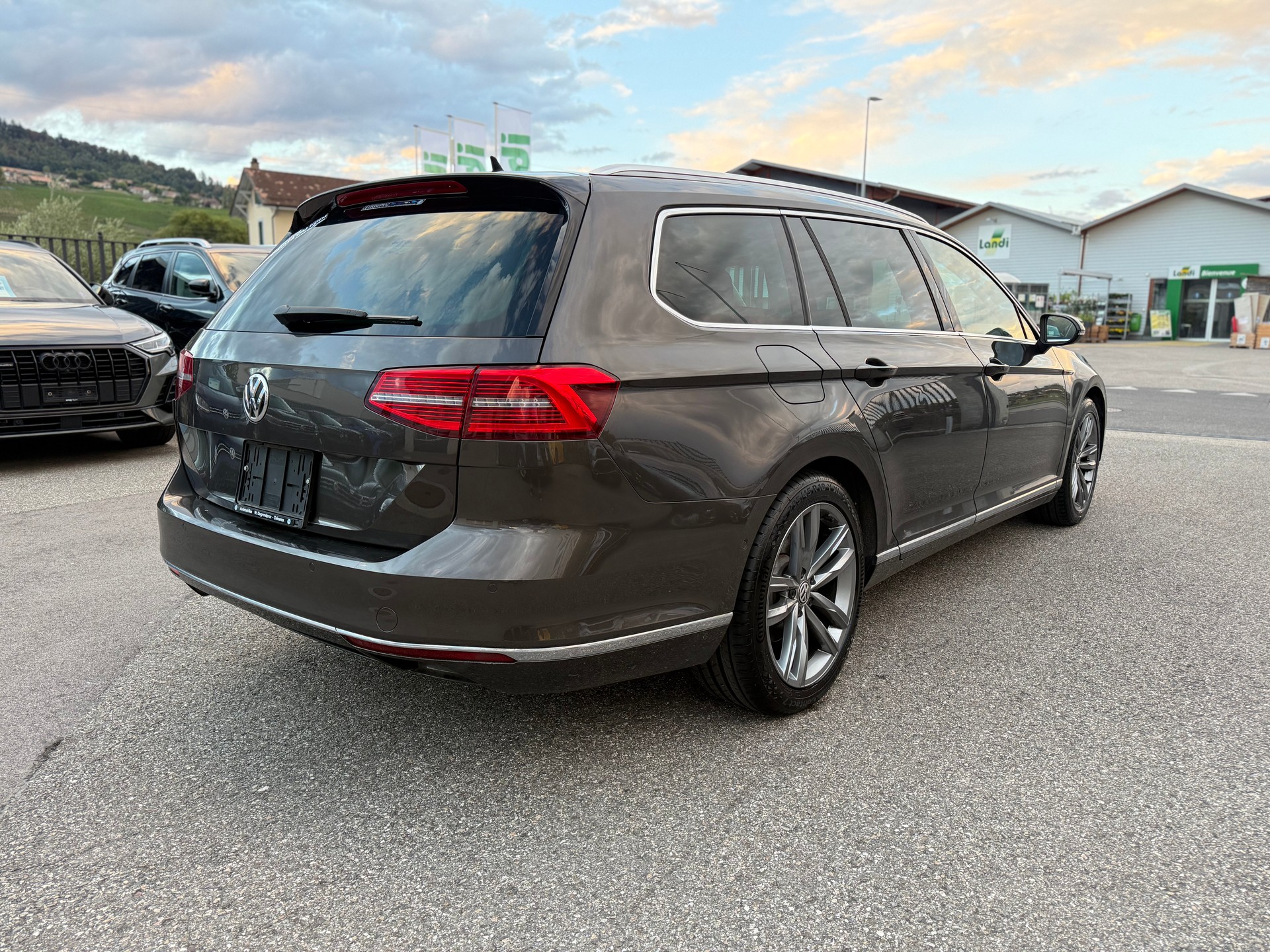 VW Passat Variant 2.0 TDI BMT Highline DSG 4Motion-image-5