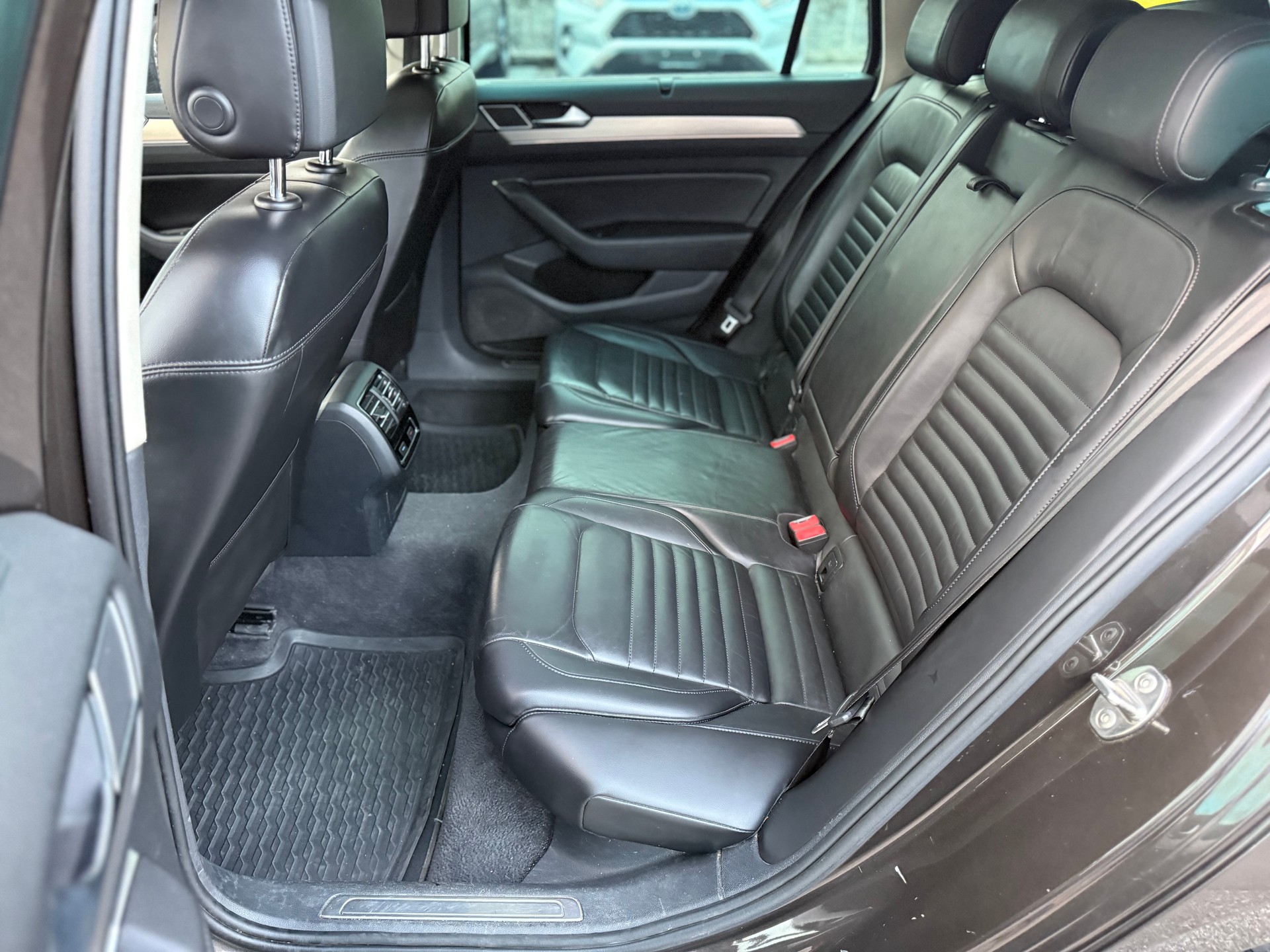 VW Passat Variant 2.0 TDI BMT Highline DSG 4Motion-image-8
