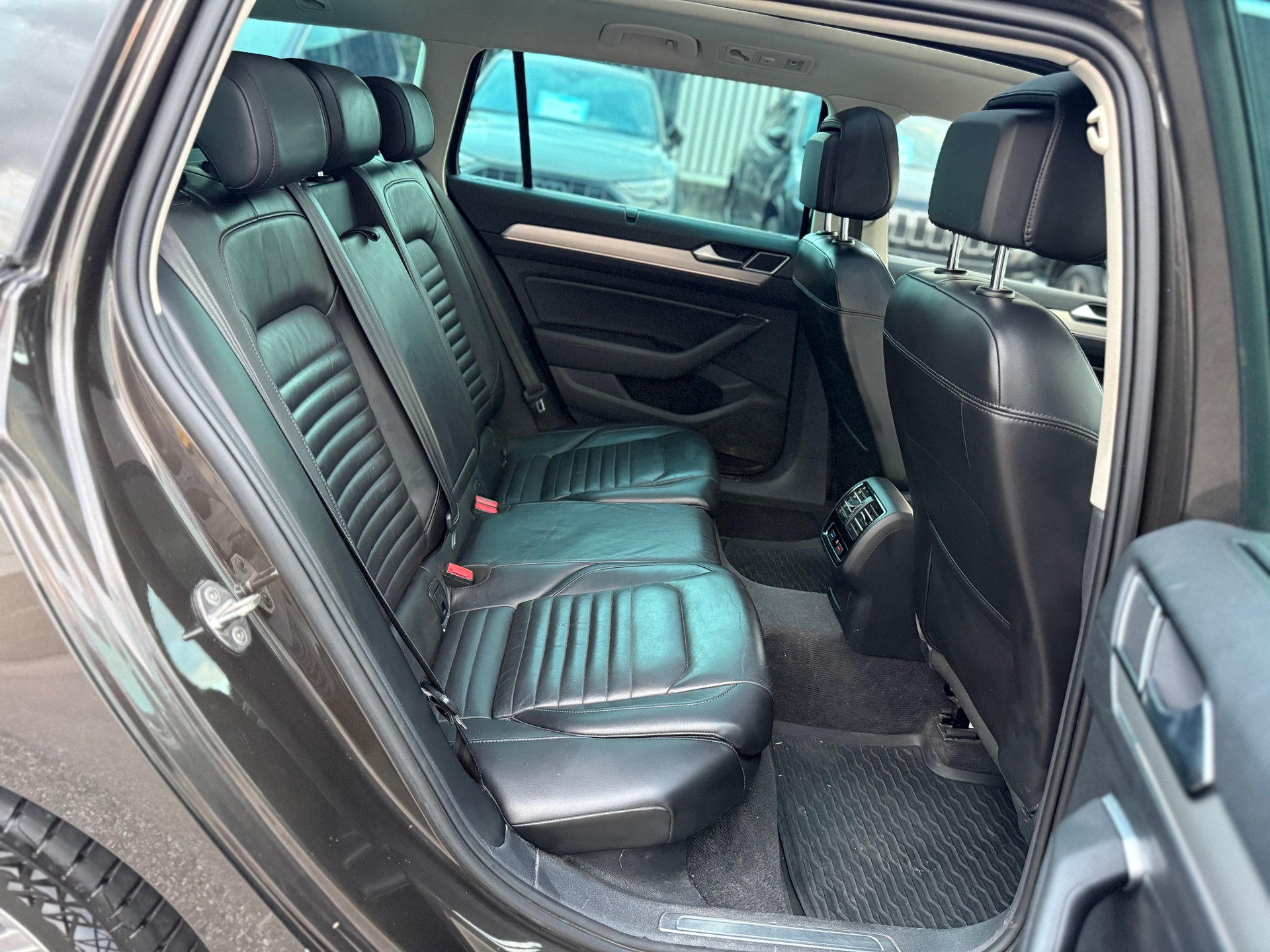 VW Passat Variant 2.0 TDI BMT Highline DSG 4Motion-image-11
