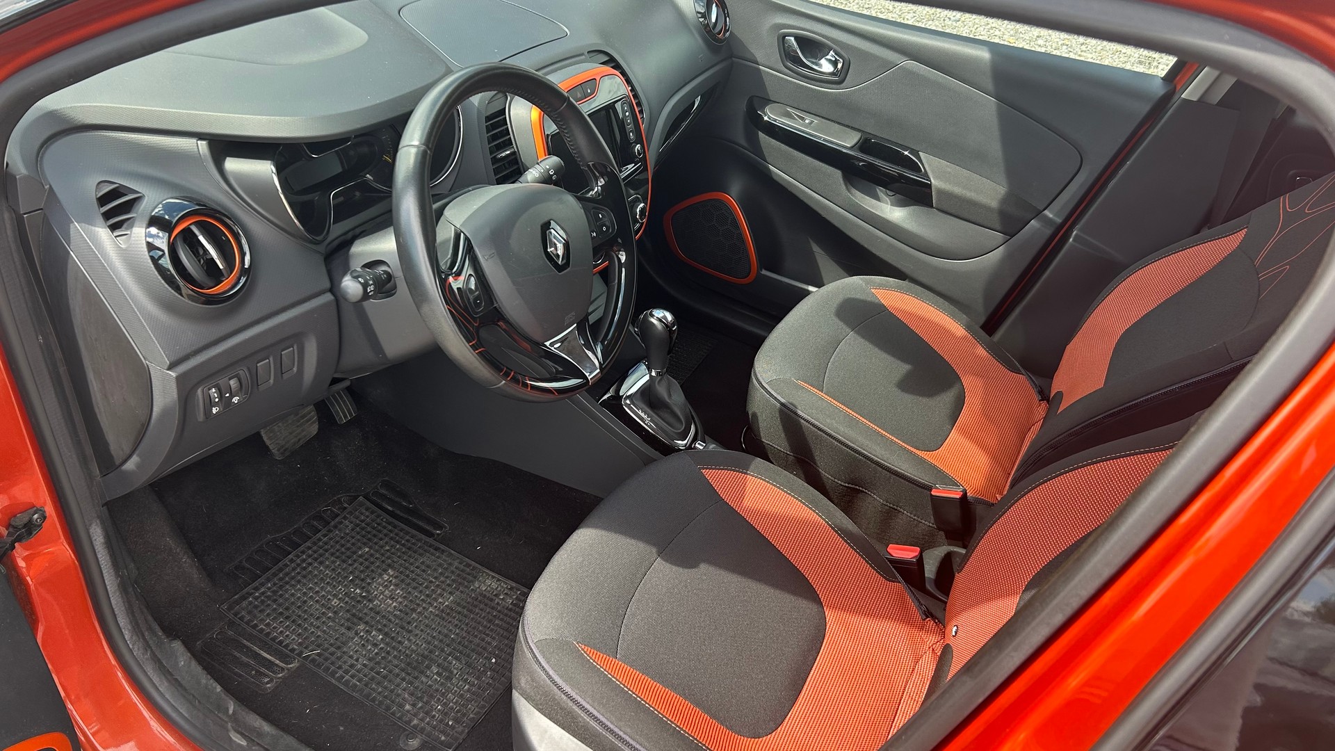 RENAULT Captur 1.2 T 16V Privilège EDC-showroom-element-1