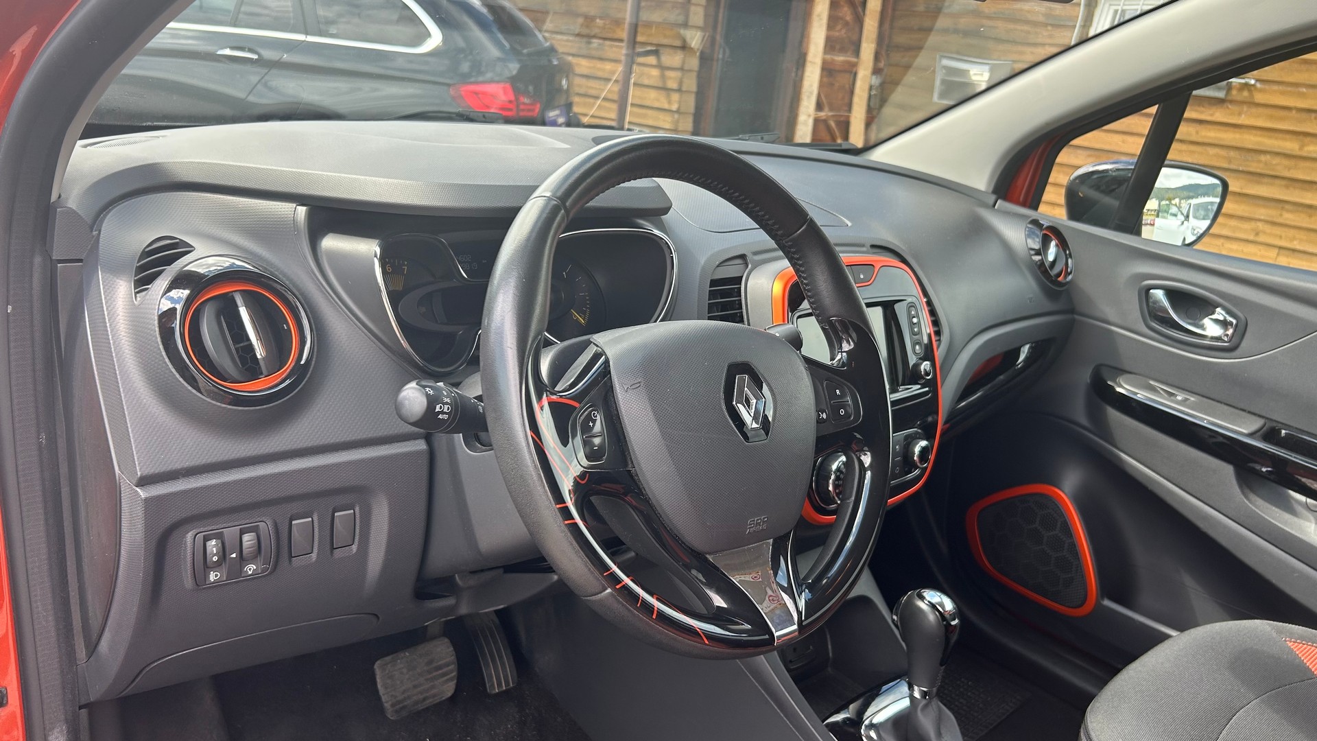 RENAULT Captur 1.2 T 16V Privilège EDC-showroom-element-2