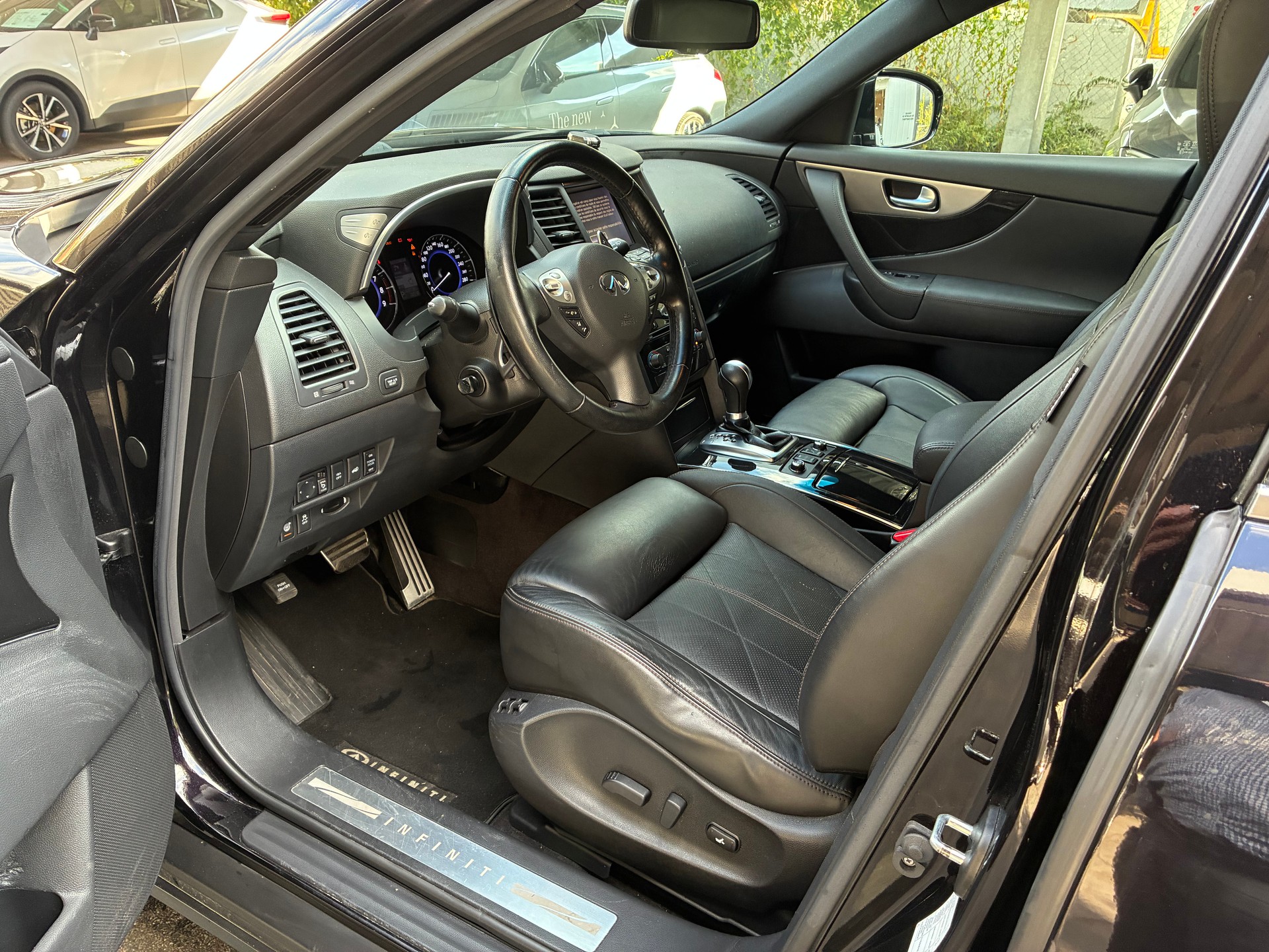 INFINITI QX70 3.7 S Premium AWD Automatic-image-7