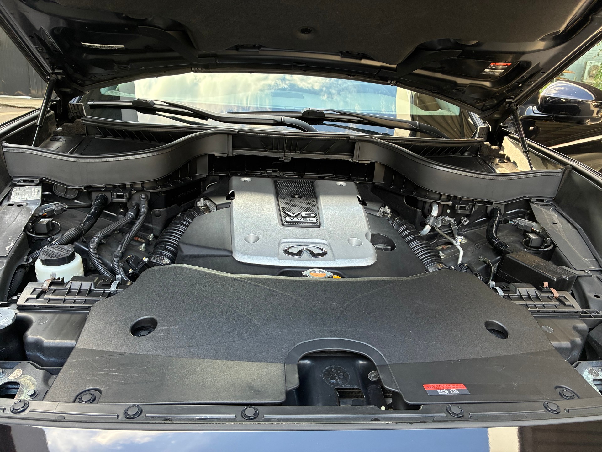 INFINITI QX70 3.7 S Premium AWD Automatic-image-9