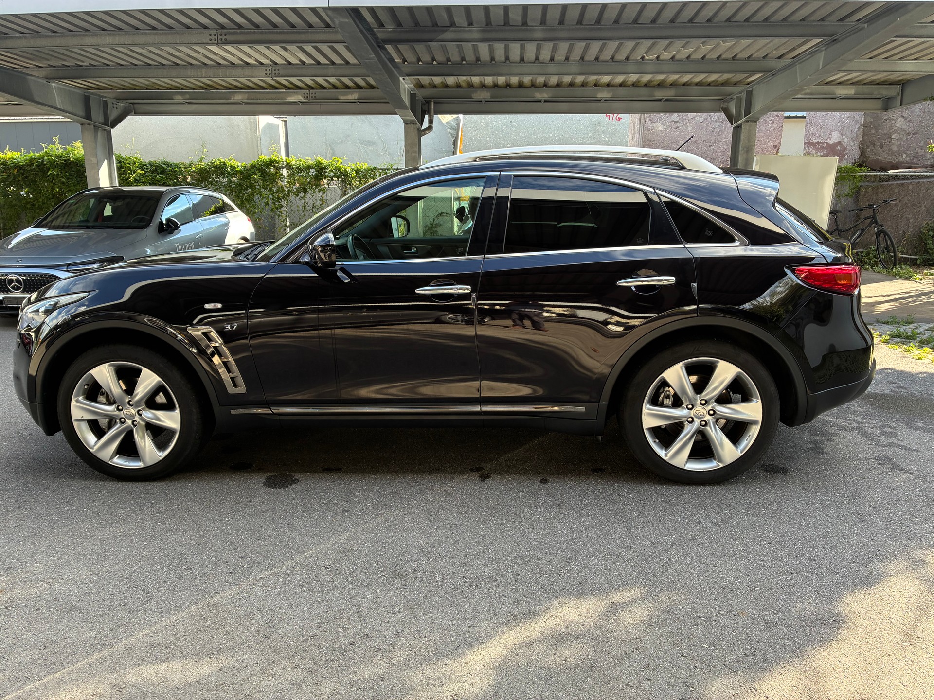 INFINITI QX70 3.7 S Premium AWD Automatic-image-3