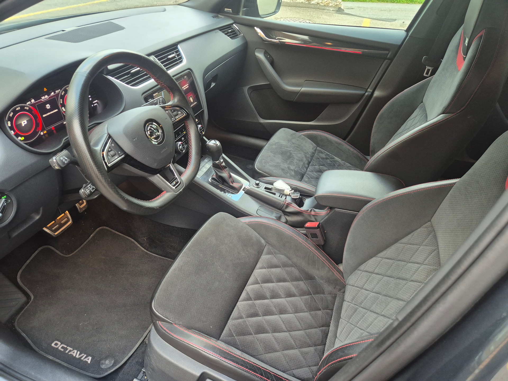 SKODA Octavia Combi 2.0 TDI RS 4x4 DSG-image-7
