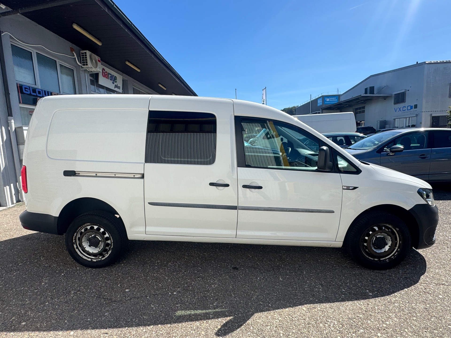 VW Caddy Maxi 2.0TDI 4Motion BlueMotion Technology-image-2