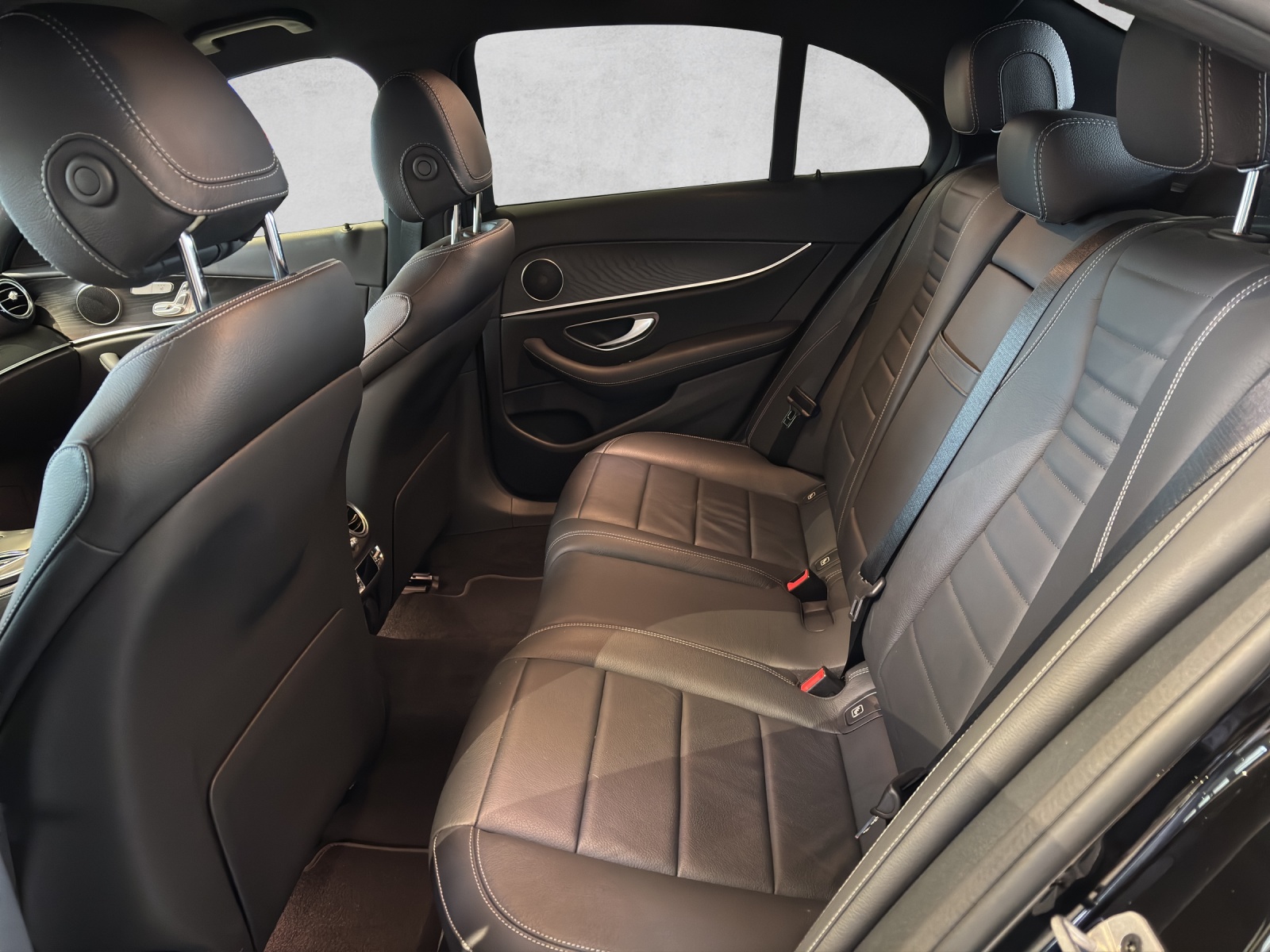 MERCEDES-BENZ E 220 d AMG Line 4M-image-1