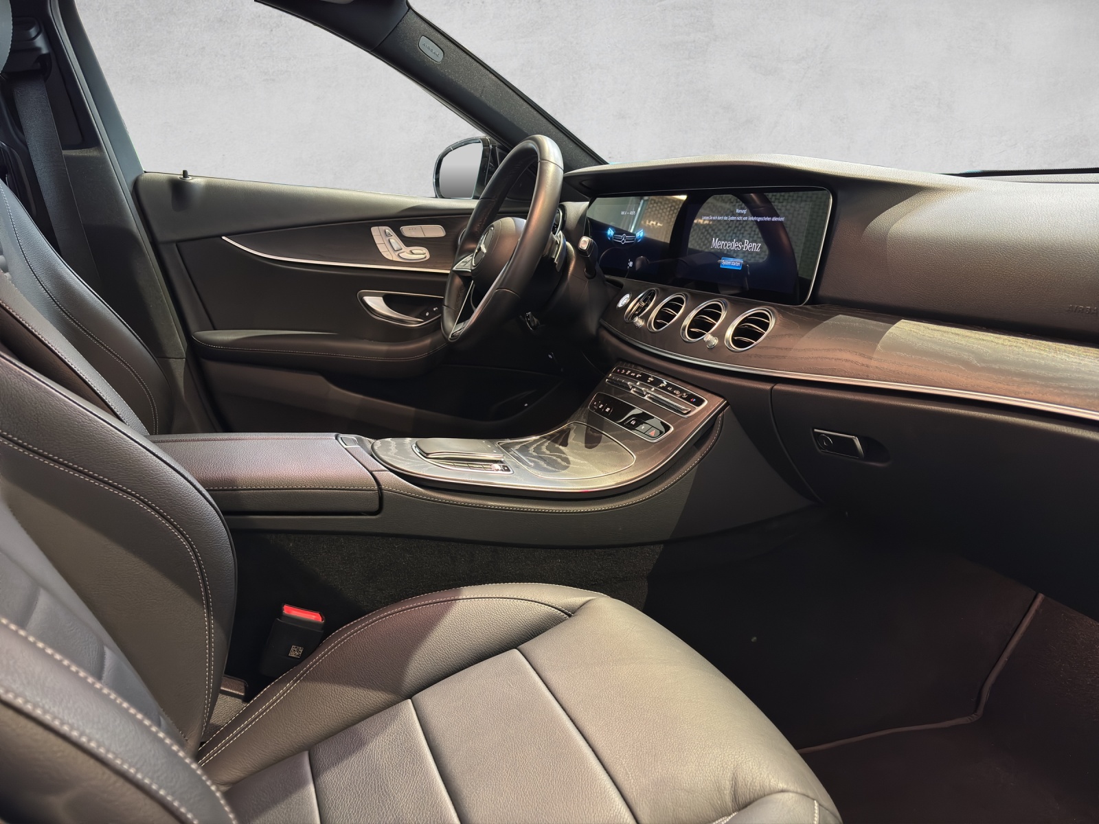 MERCEDES-BENZ E 220 d AMG Line 4M-image-12