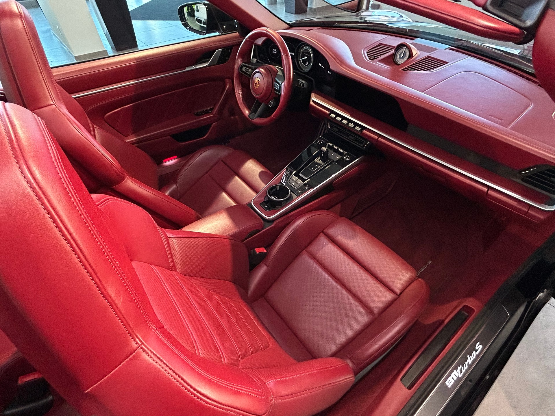 PORSCHE 911 Turbo S Cabriolet PDK-image-10