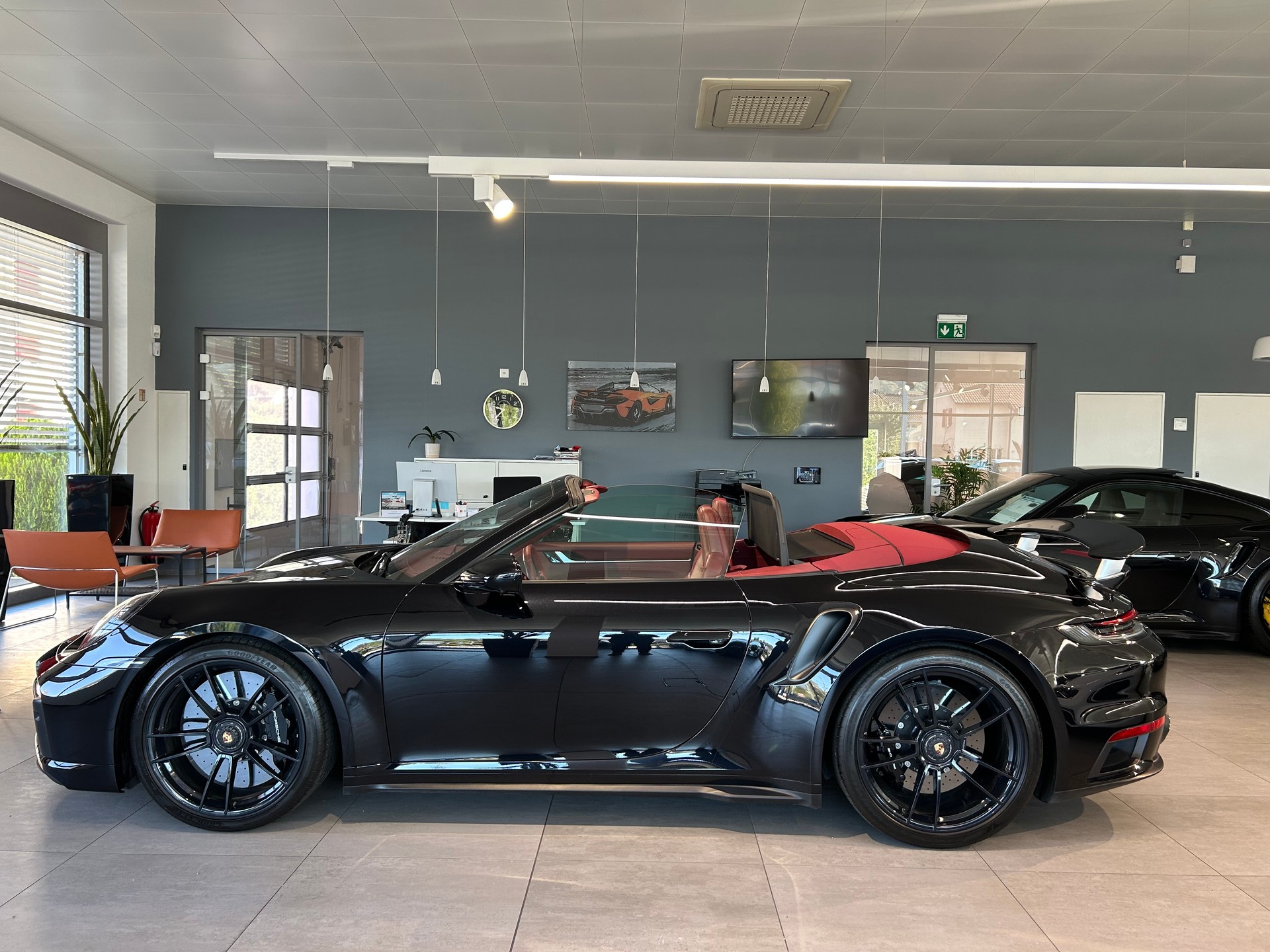 PORSCHE 911 Turbo S Cabriolet PDK-image-3