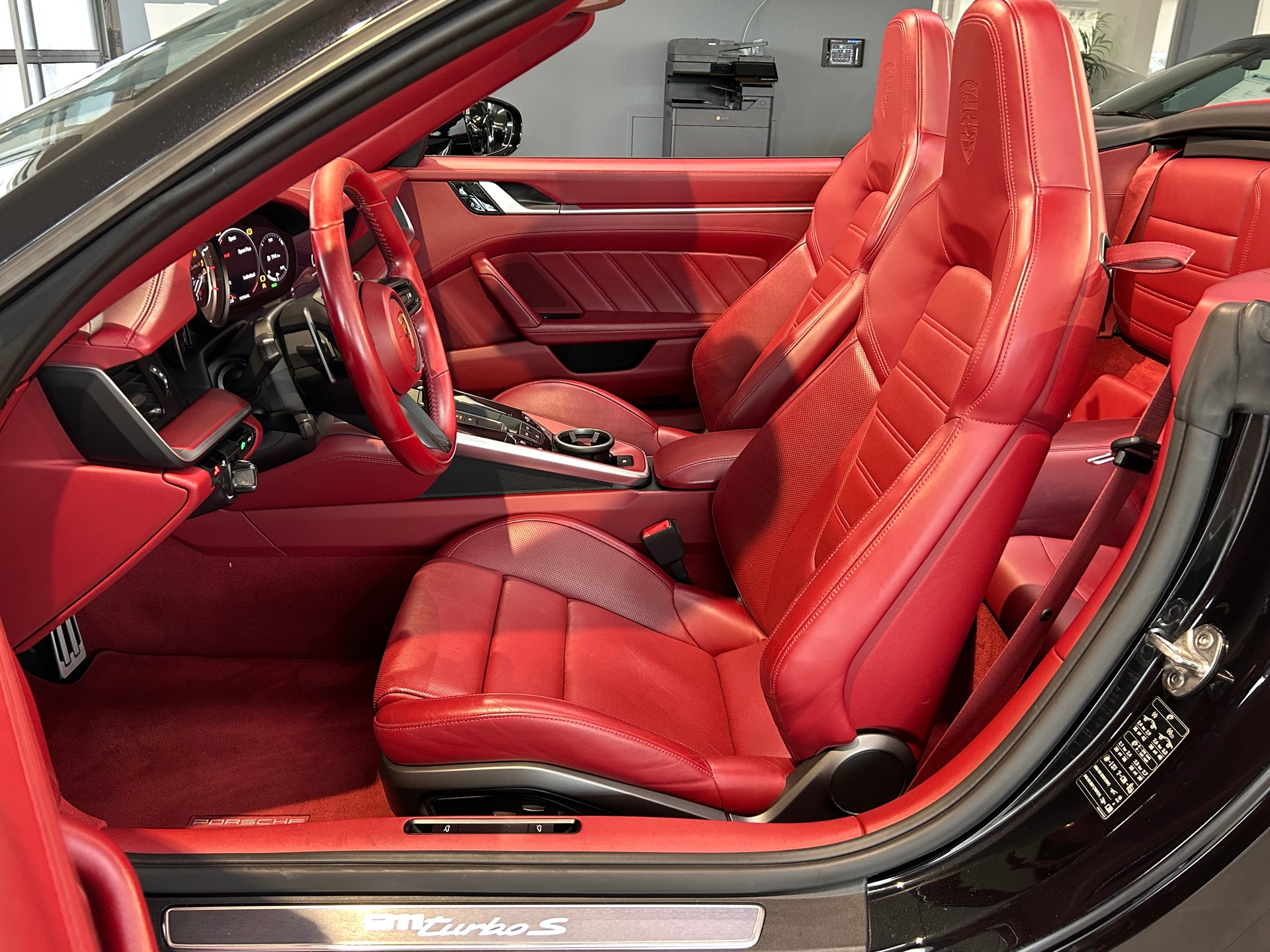 PORSCHE 911 Turbo S Cabriolet PDK-image-12