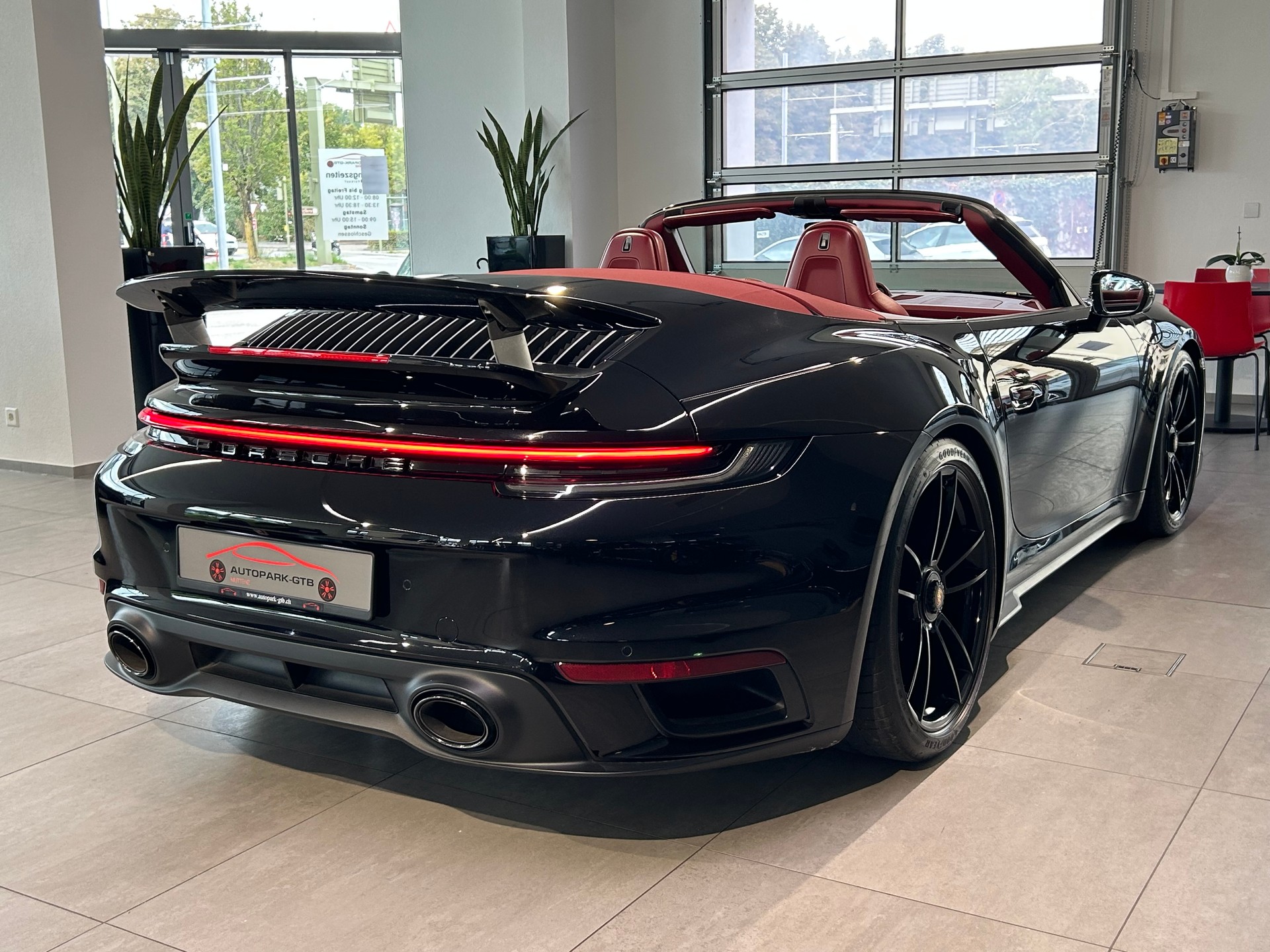 PORSCHE 911 Turbo S Cabriolet PDK-image-8