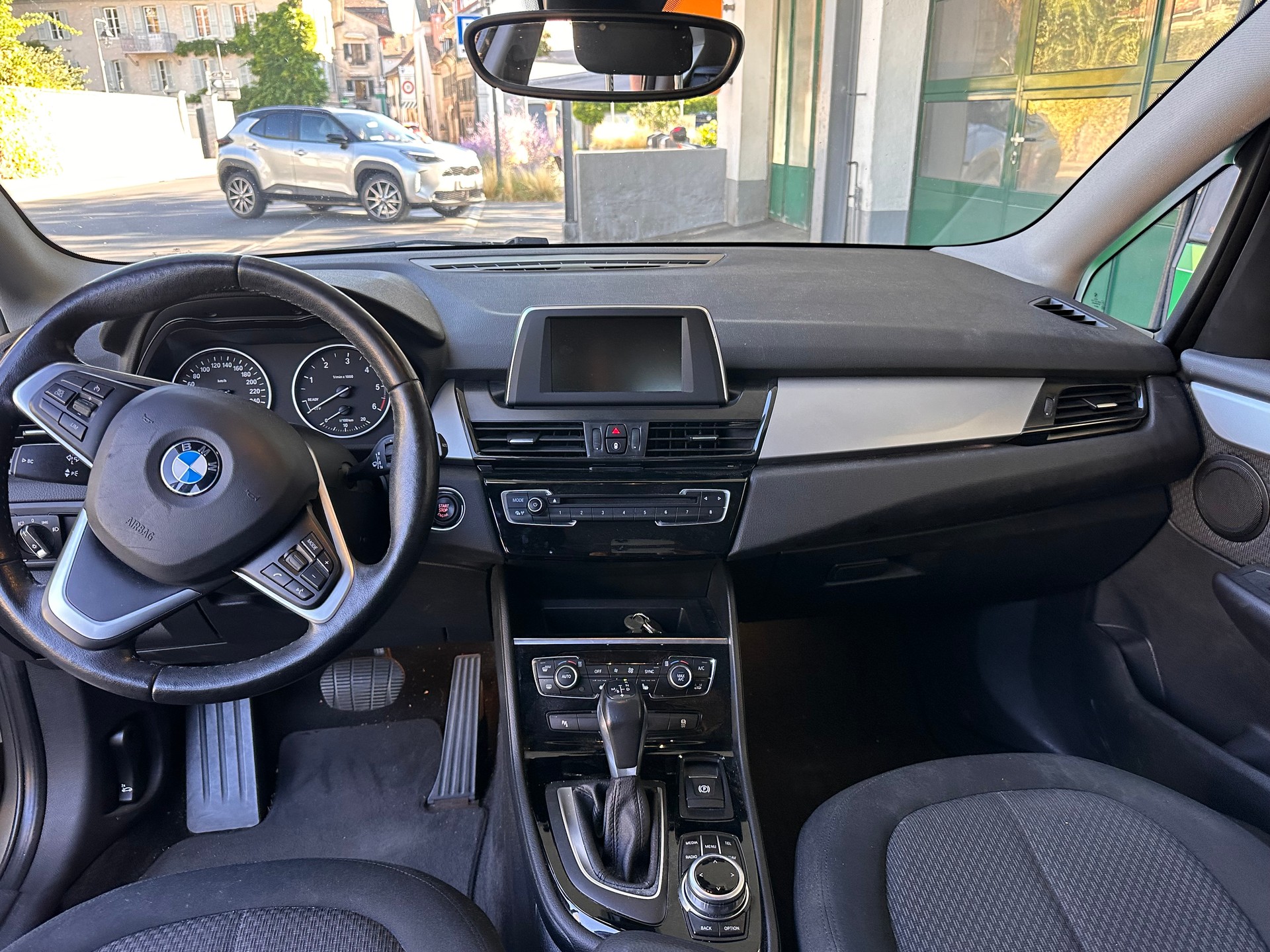 BMW 220d xDrive Active Tourer Steptronic-image-6