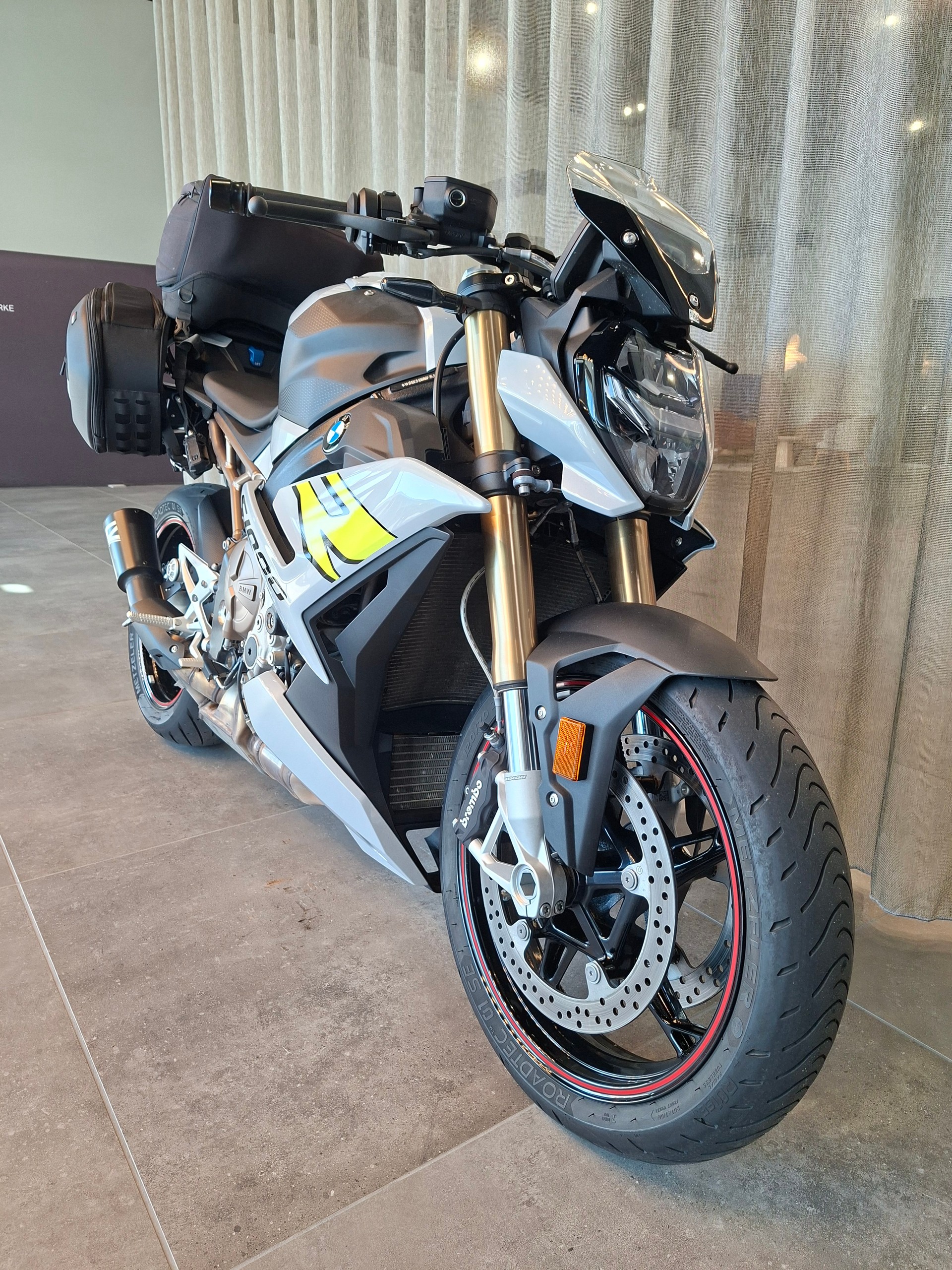BMW S 1000 R-showroom-element-1