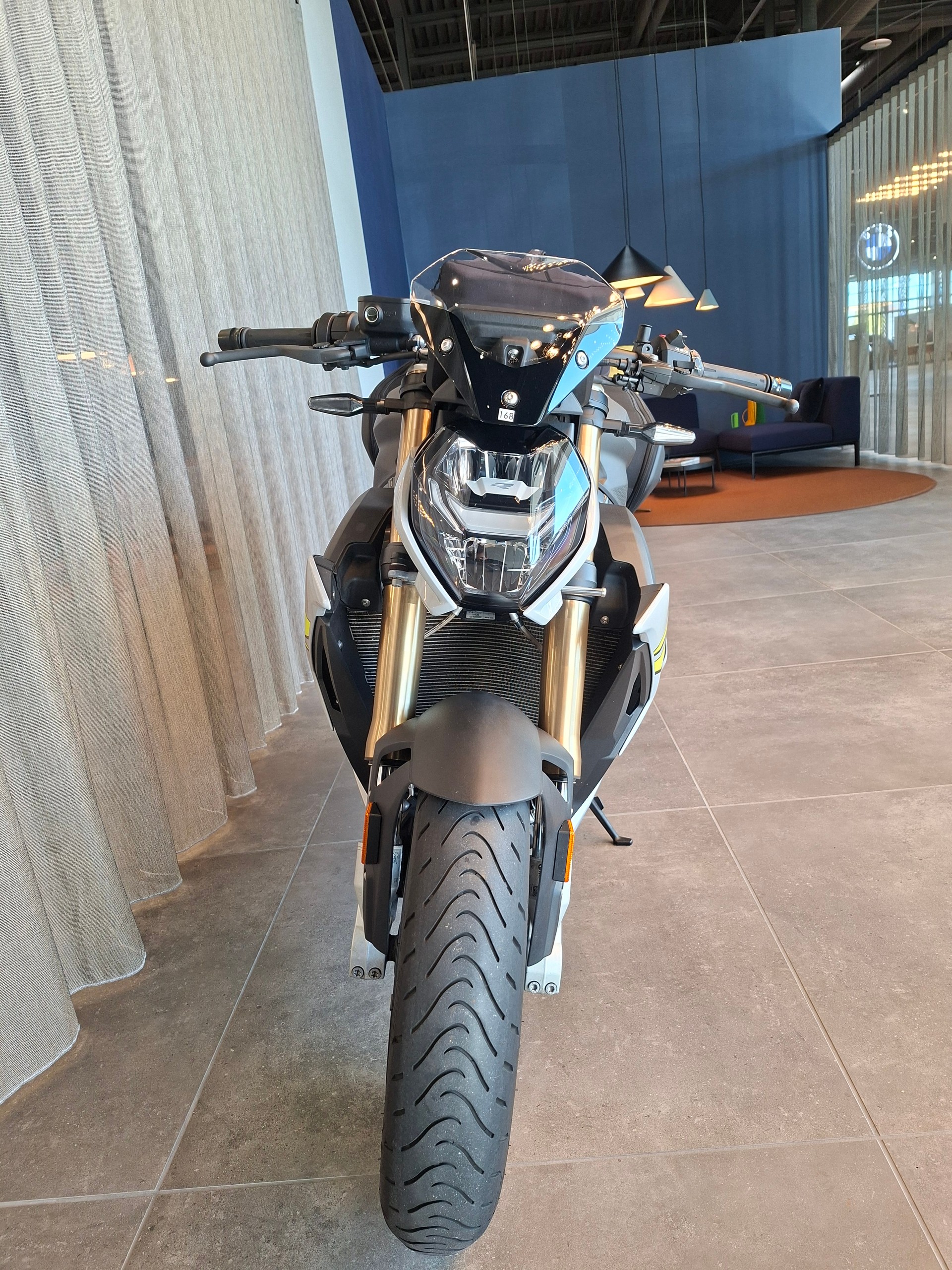 BMW S 1000 R-showroom-element-3