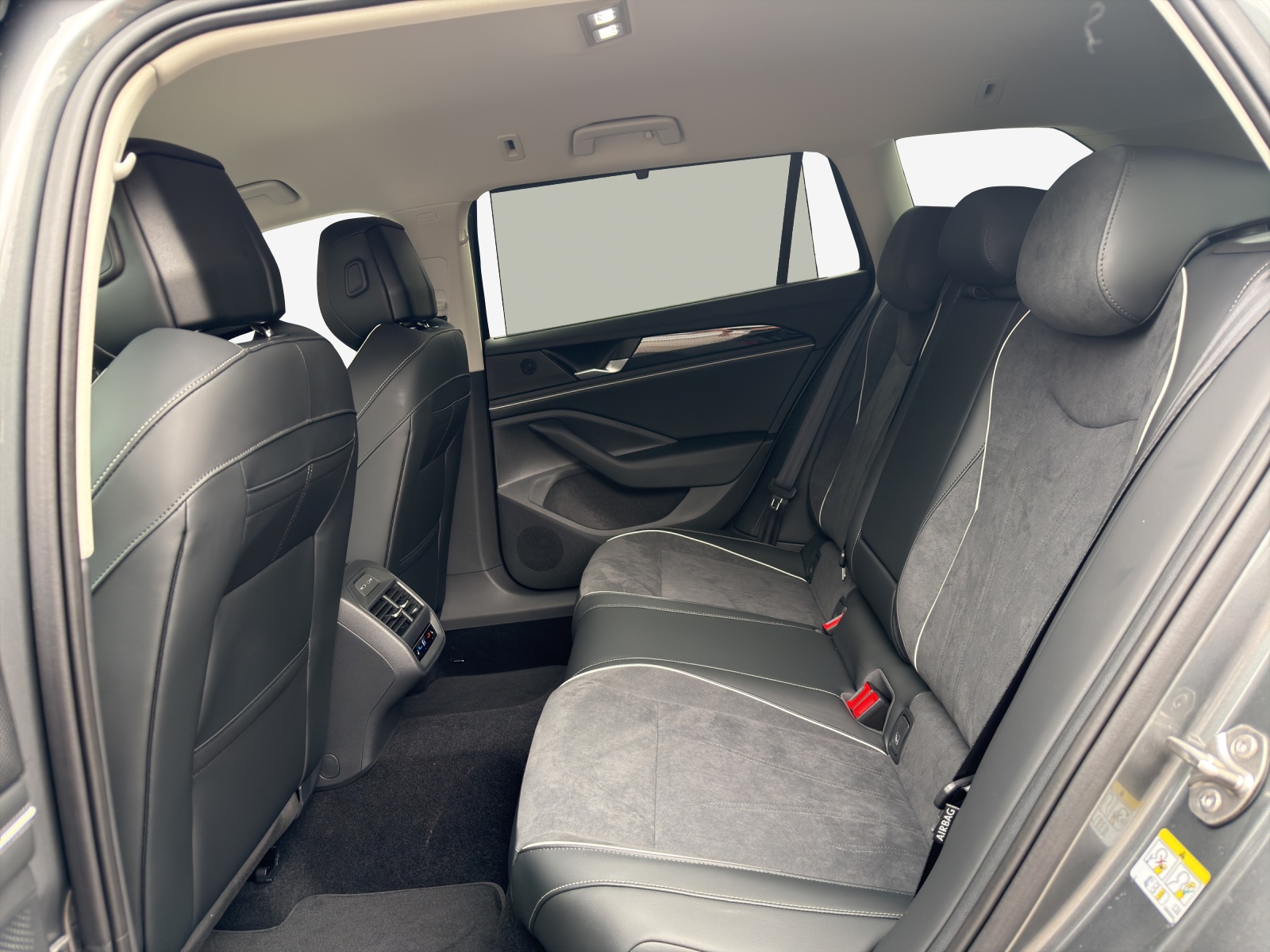 VW Passat Variant 2.0 TDI evo Business DSG-image-11