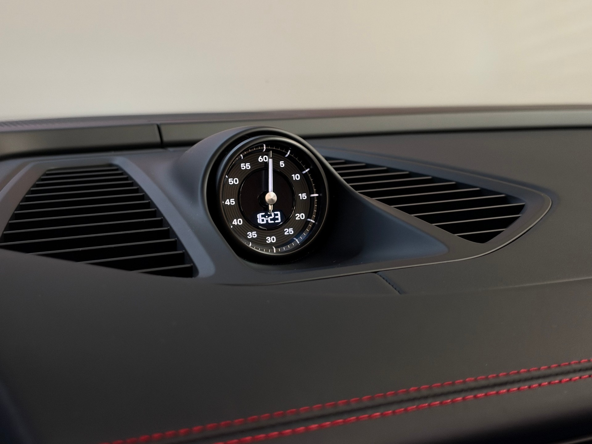 PORSCHE Macan 4 GTS 100kWh-image-35