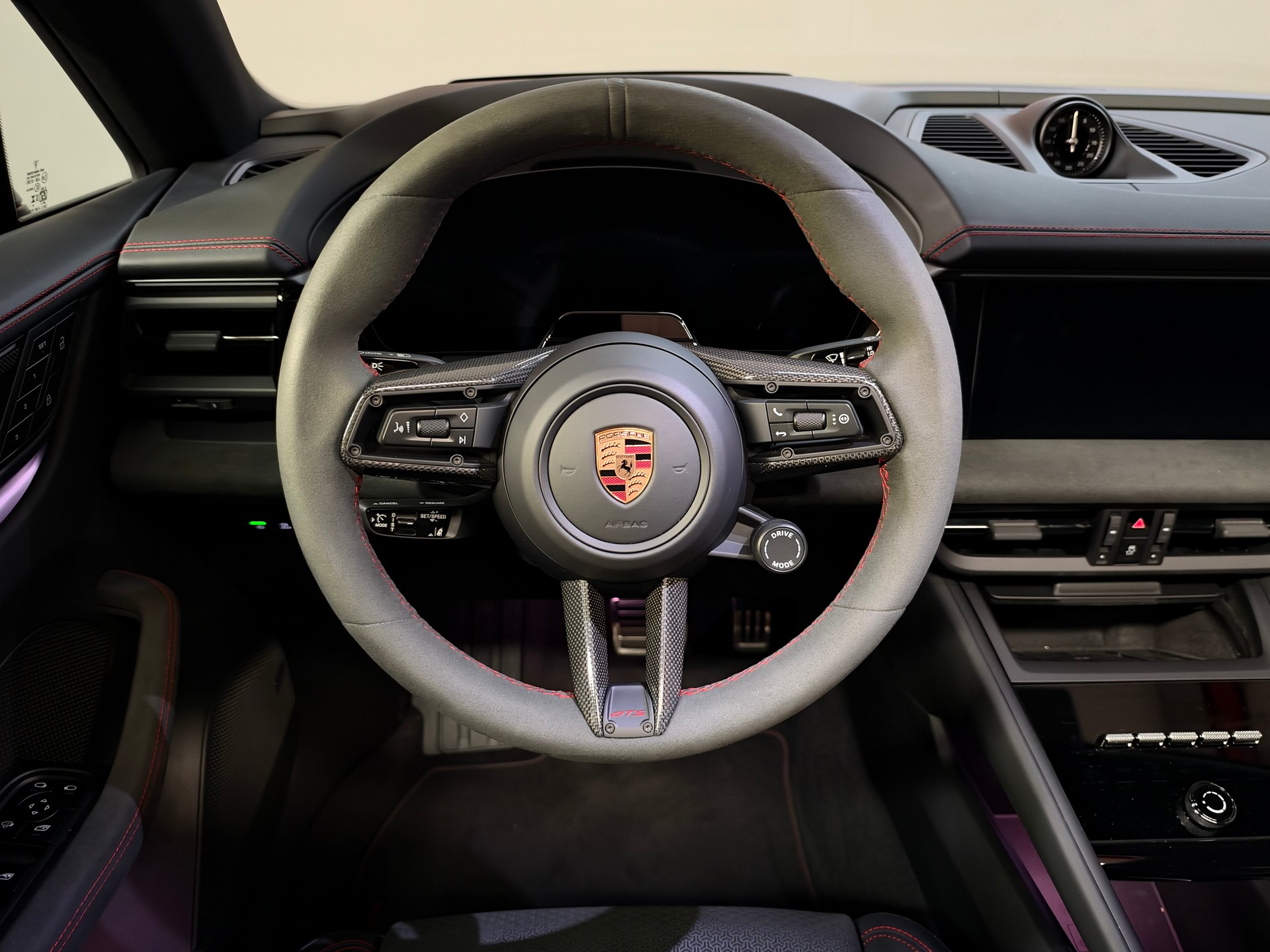 PORSCHE Macan 4 GTS 100kWh-image-19