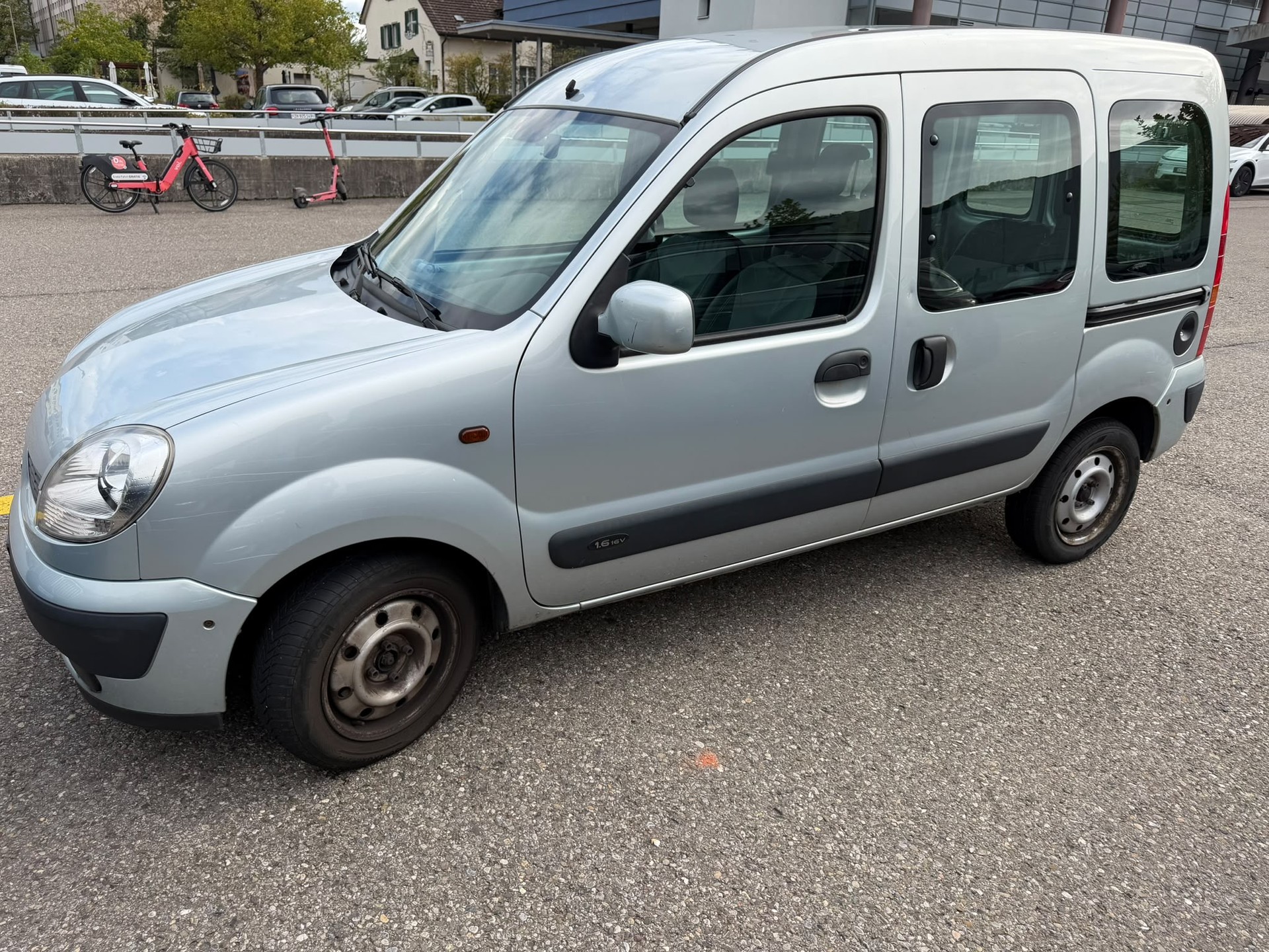 RENAULT Kangoo 1.6 16V Privilège-image-1