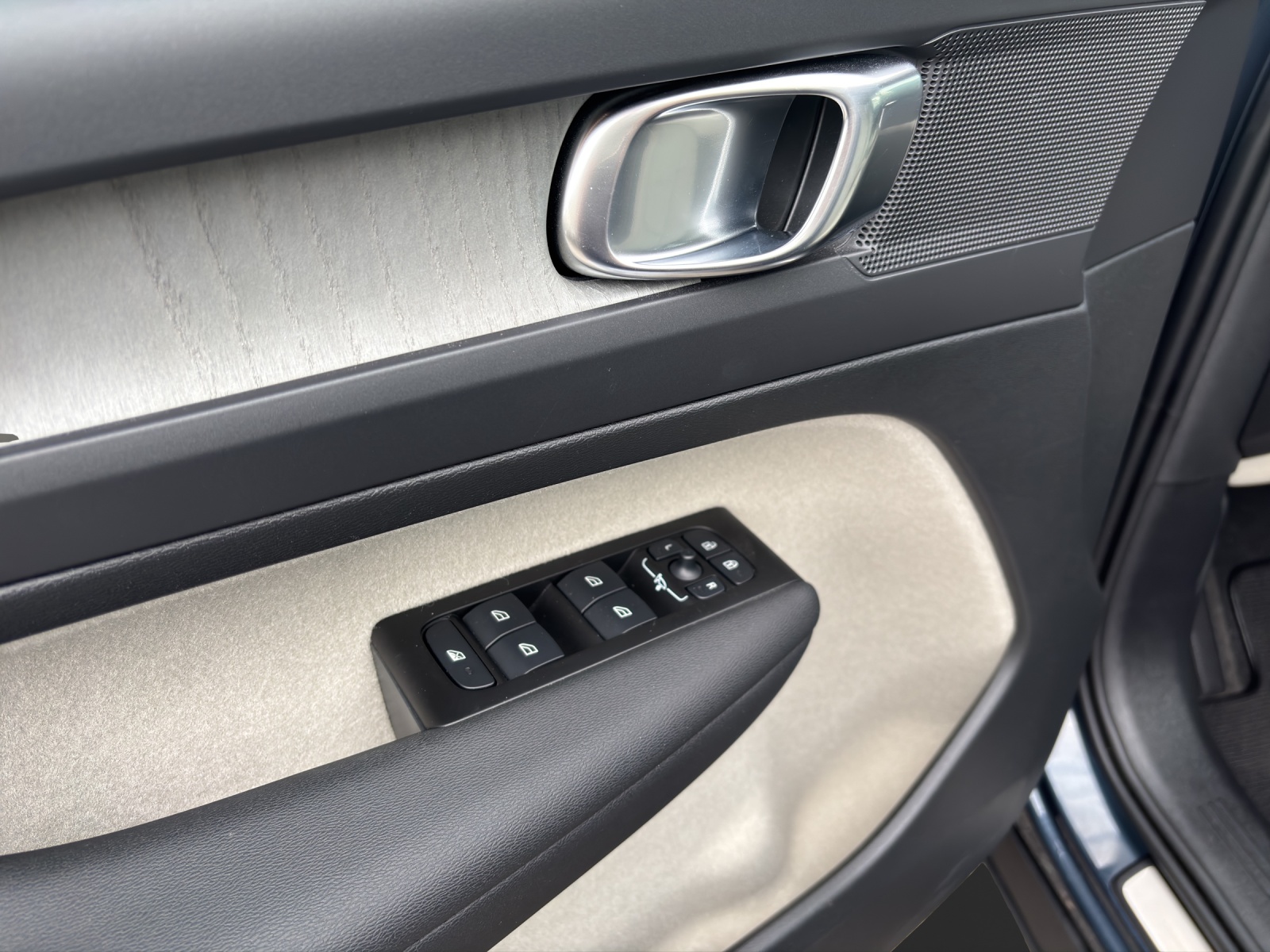 VOLVO XC40 2.0 B4 MH Inscription-image-5