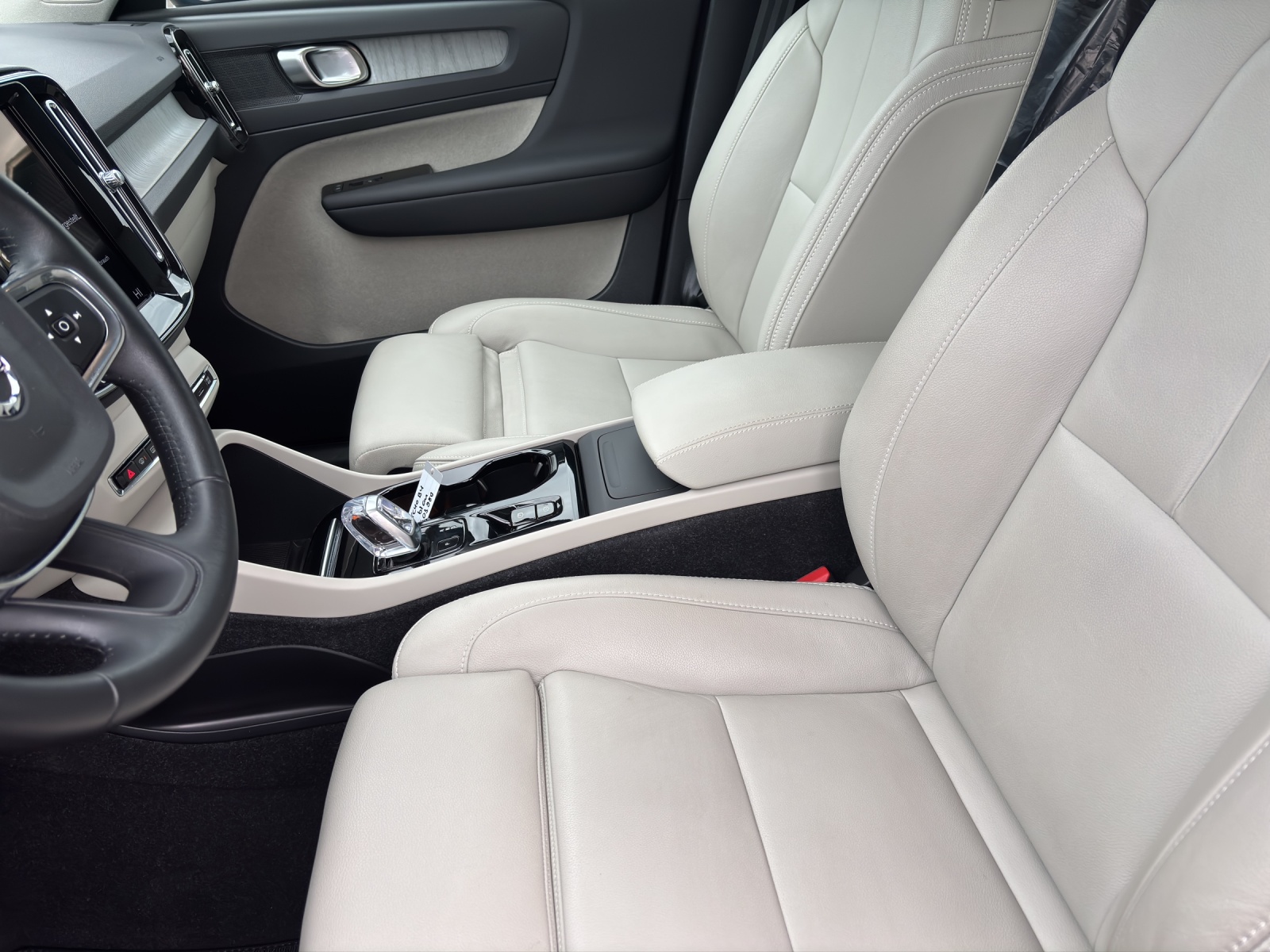 VOLVO XC40 2.0 B4 MH Inscription-image-1