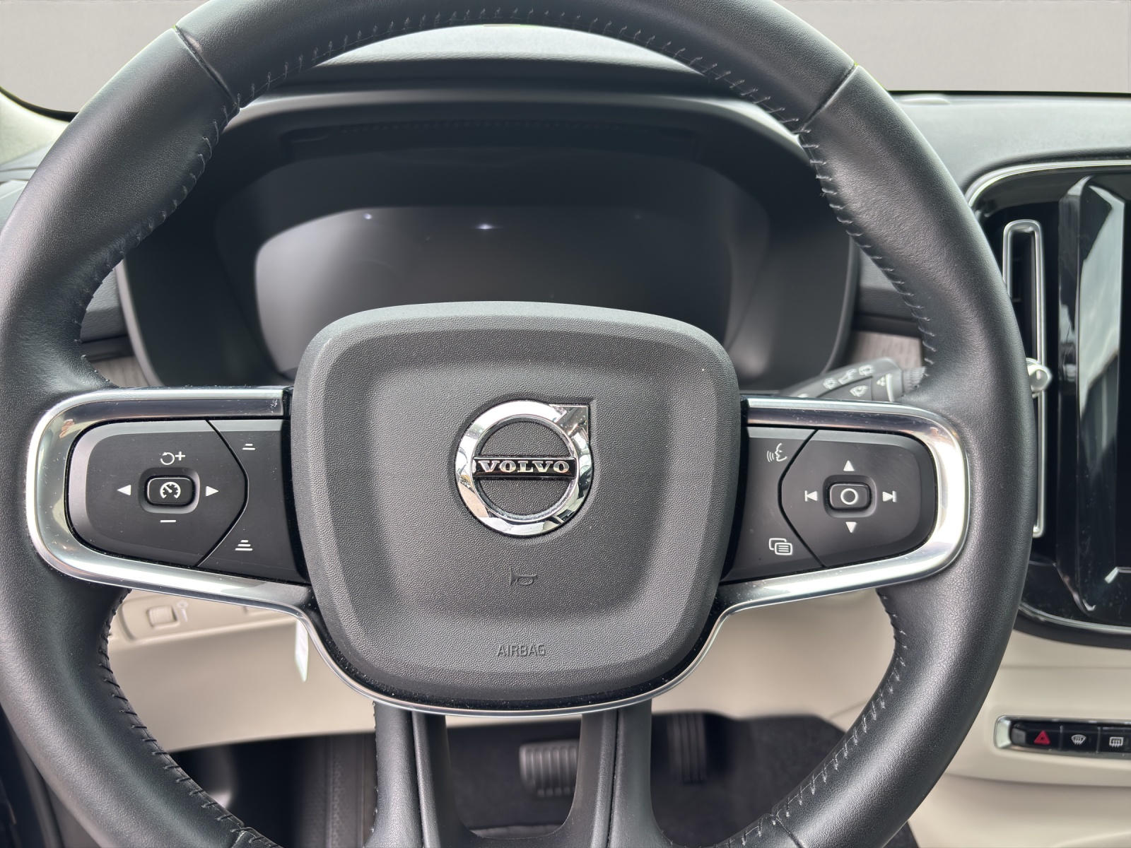 VOLVO XC40 2.0 B4 MH Inscription-image-6