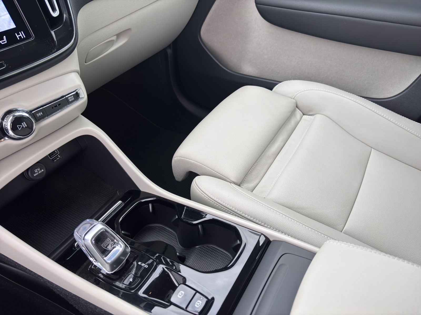 VOLVO XC40 2.0 B4 MH Inscription-image-4