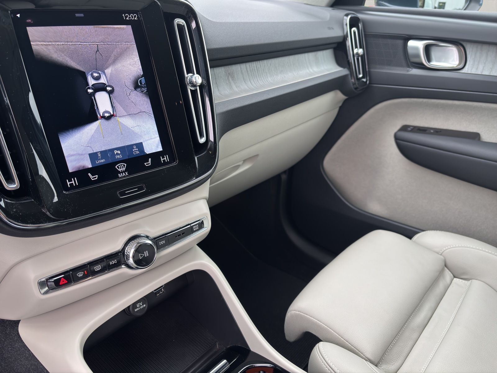VOLVO XC40 2.0 B4 MH Inscription-image-3