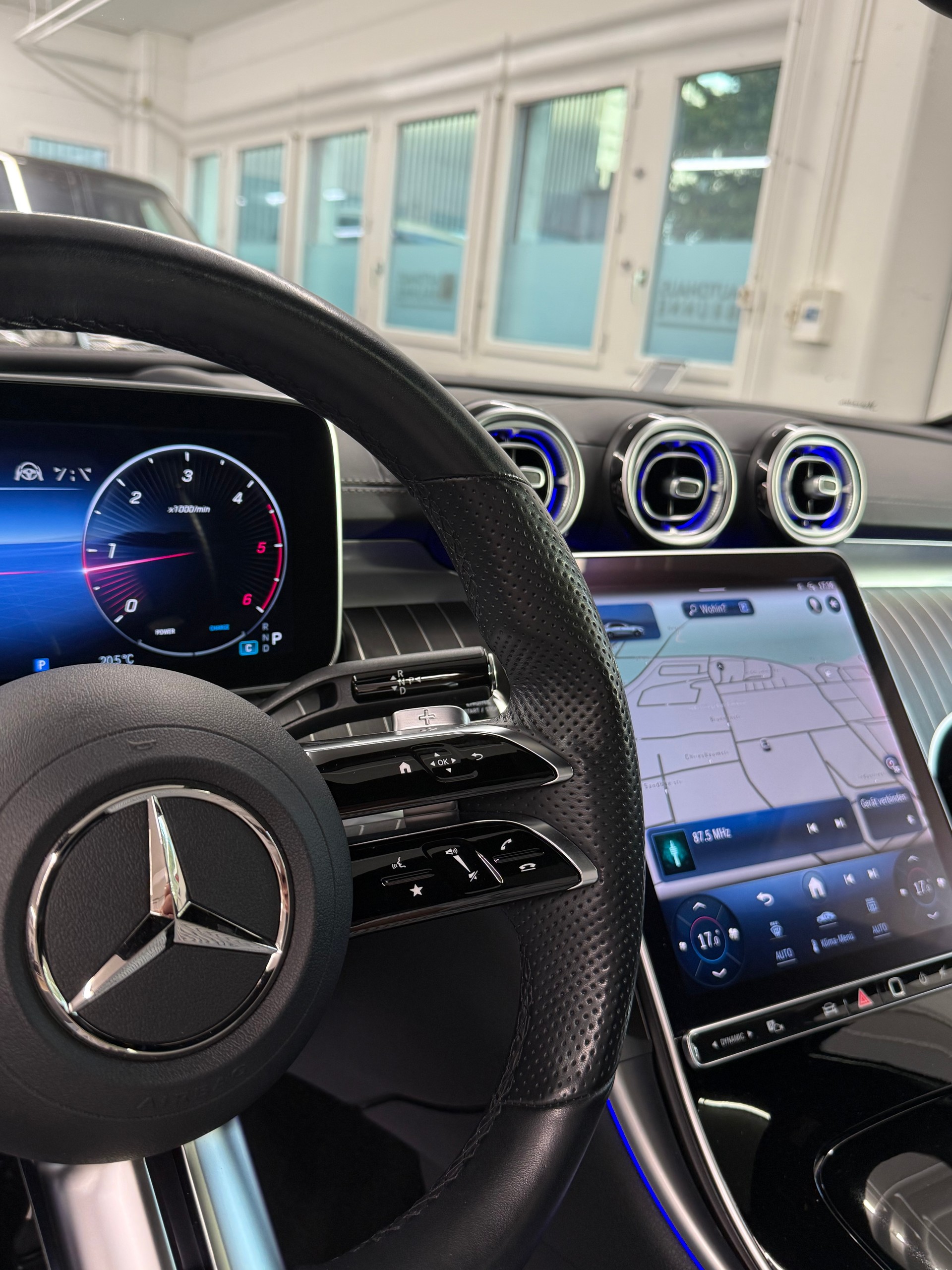 MERCEDES-BENZ C 220 d 4Matic Swiss Star AMG LINE-image-23