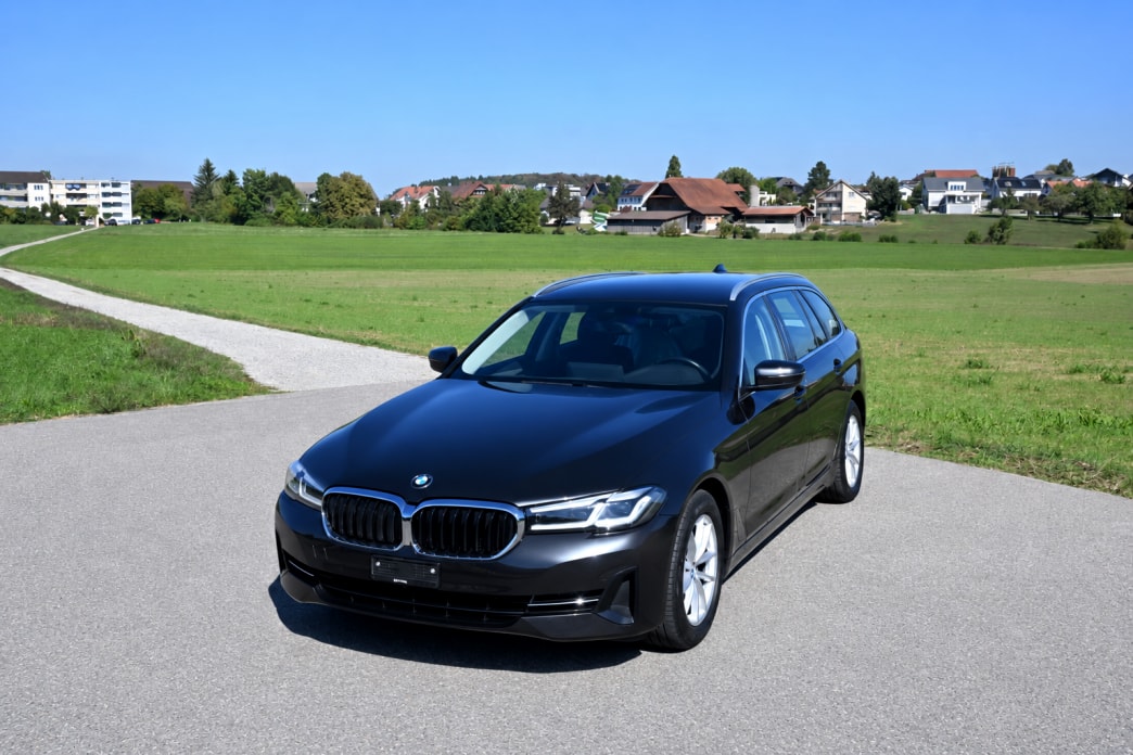 BMW 520d 48V Touring Steptronic Facelift-image-0