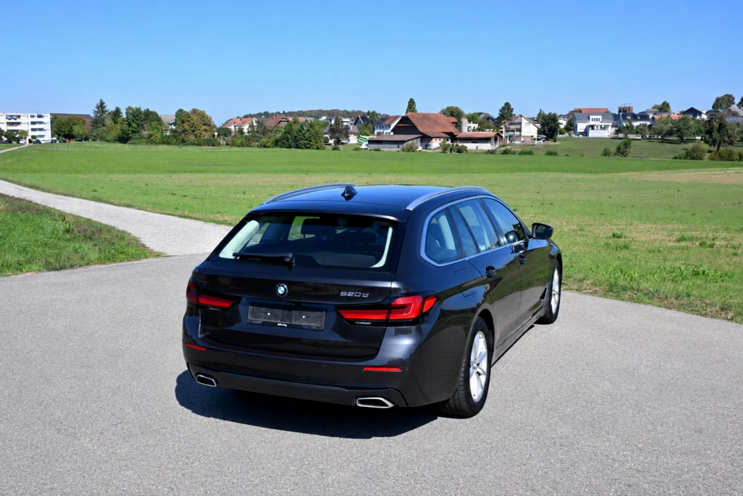 BMW 520d 48V Touring Steptronic Facelift-image-2