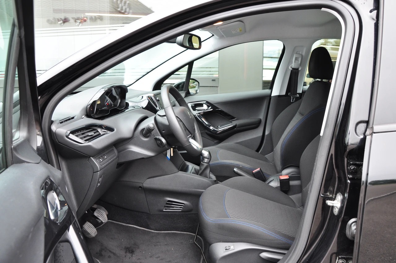PEUGEOT 208 1.2 PureTech Signature-image-16