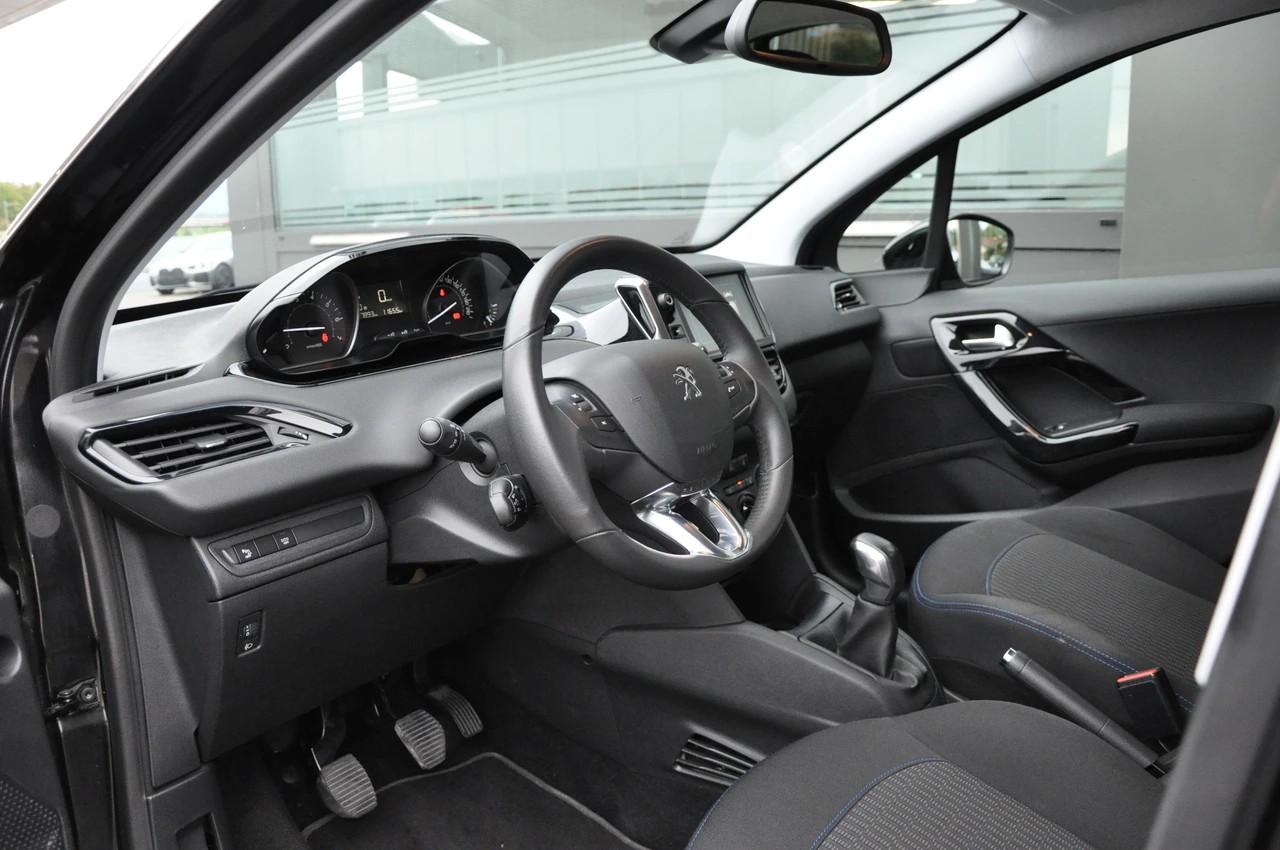 PEUGEOT 208 1.2 PureTech Signature-image-17