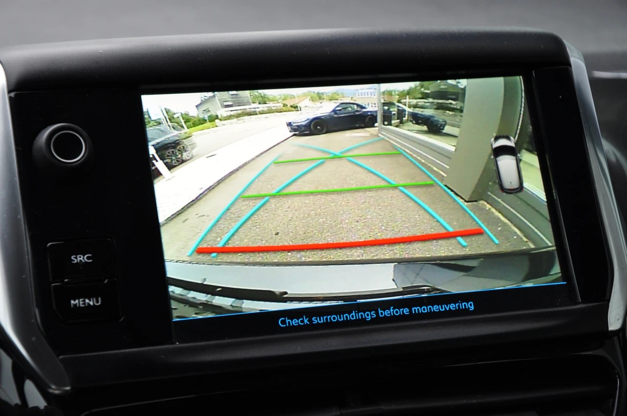 PEUGEOT 208 1.2 PureTech Signature-image-19
