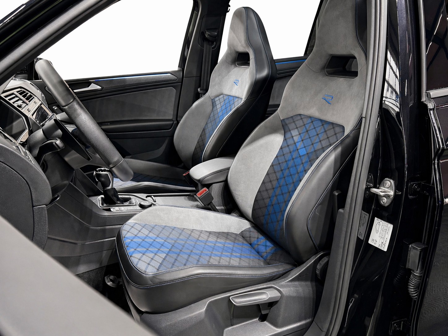 VW Tiguan 2.0TSI R 4Motion DSG * Panorama-Glasdach * Anhängerkupplung *-image-10