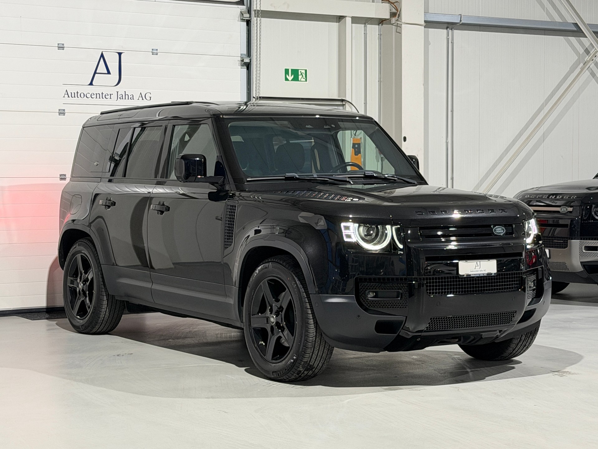 LAND ROVER Defender 110 P300 Si4 HSE AT8 (CH) / AHK 3500KG / 7 Plätzer-showroom-element-2