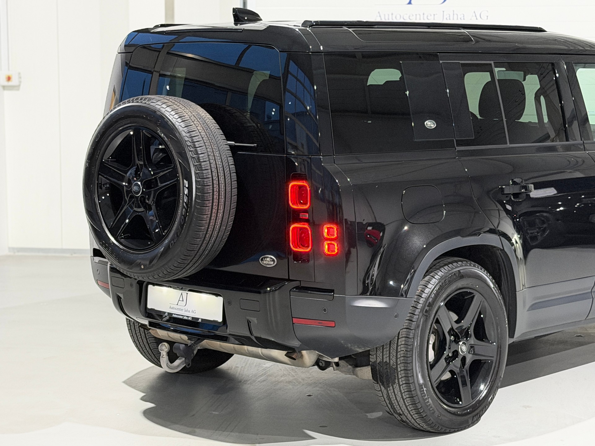 LAND ROVER Defender 110 P300 Si4 HSE AT8 (CH) / AHK 3500KG / 7 Plätzer-image-5