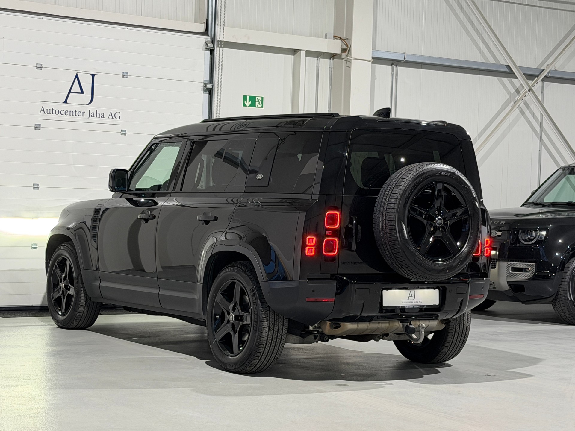 LAND ROVER Defender 110 P300 Si4 HSE AT8 (CH) / AHK 3500KG / 7 Plätzer-image-8