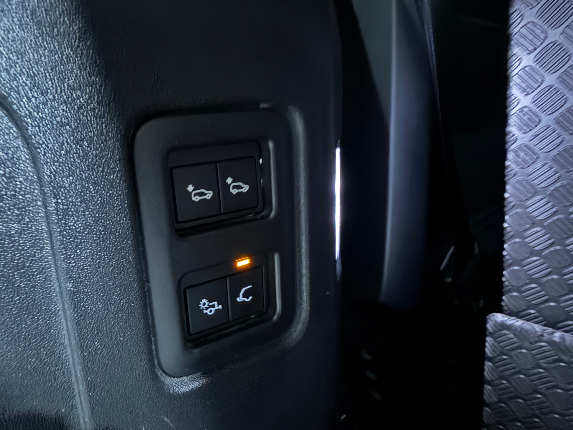 LAND ROVER Defender 110 P300 Si4 HSE AT8 (CH) / AHK 3500KG / 7 Plätzer-image-27