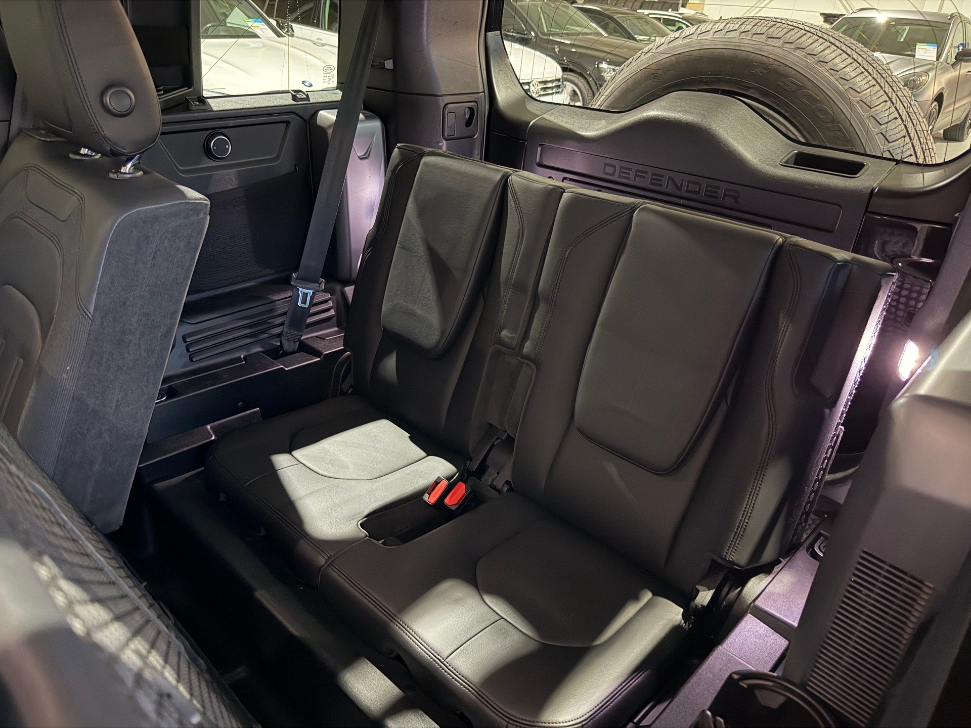 LAND ROVER Defender 110 P300 Si4 HSE AT8 (CH) / AHK 3500KG / 7 Plätzer-image-25