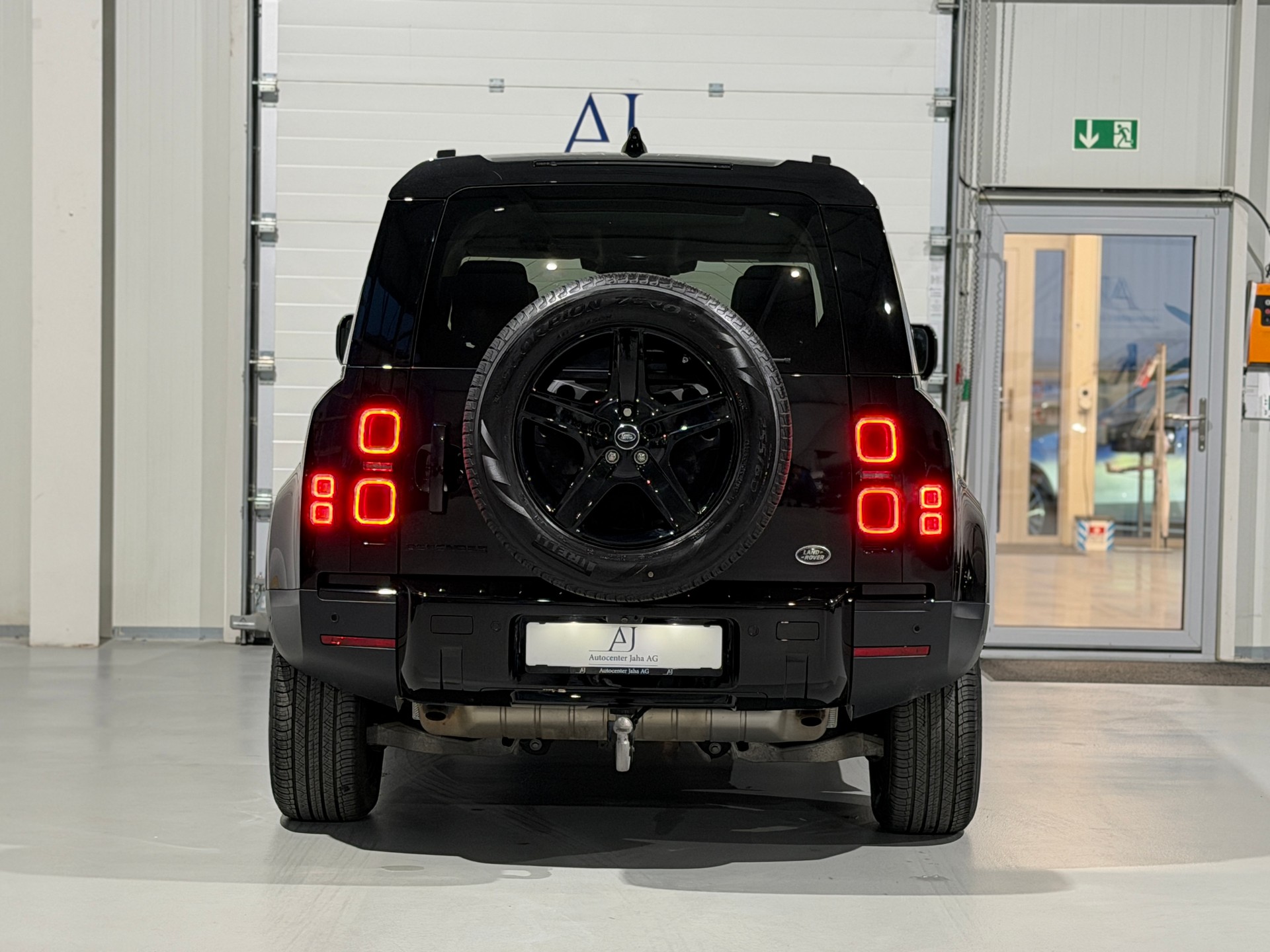 LAND ROVER Defender 110 P300 Si4 HSE AT8 (CH) / AHK 3500KG / 7 Plätzer-image-7