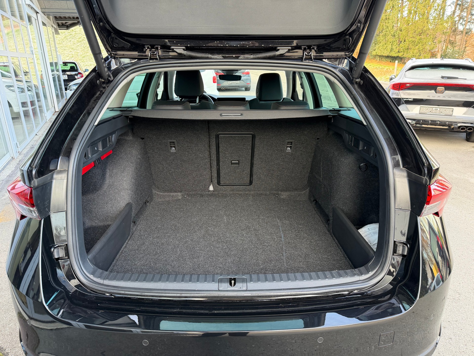 SKODA Octavia Combi 2.0 TDI DSG Selection-image-6