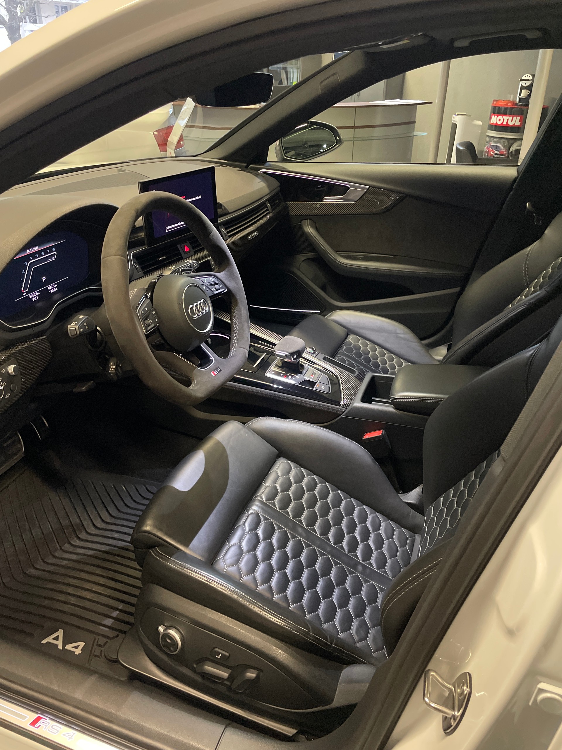 AUDI RS4 Avant quattro tiptronic-image-4
