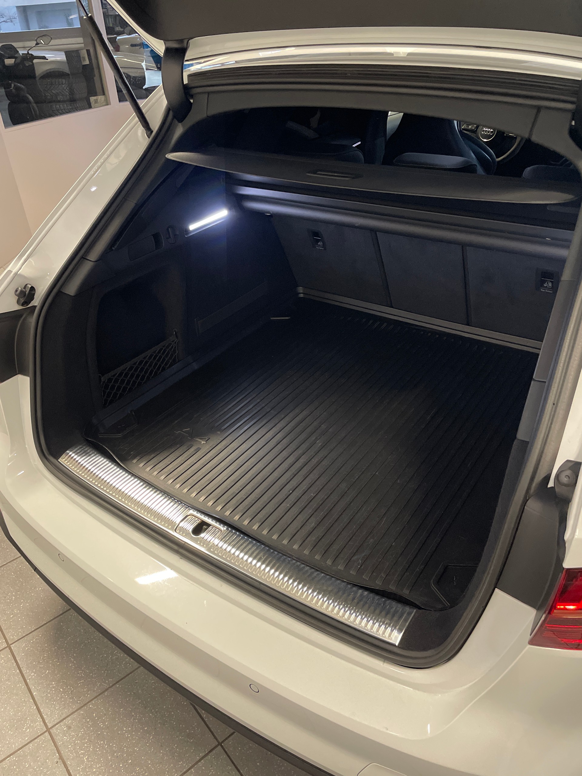 AUDI RS4 Avant quattro tiptronic-image-10